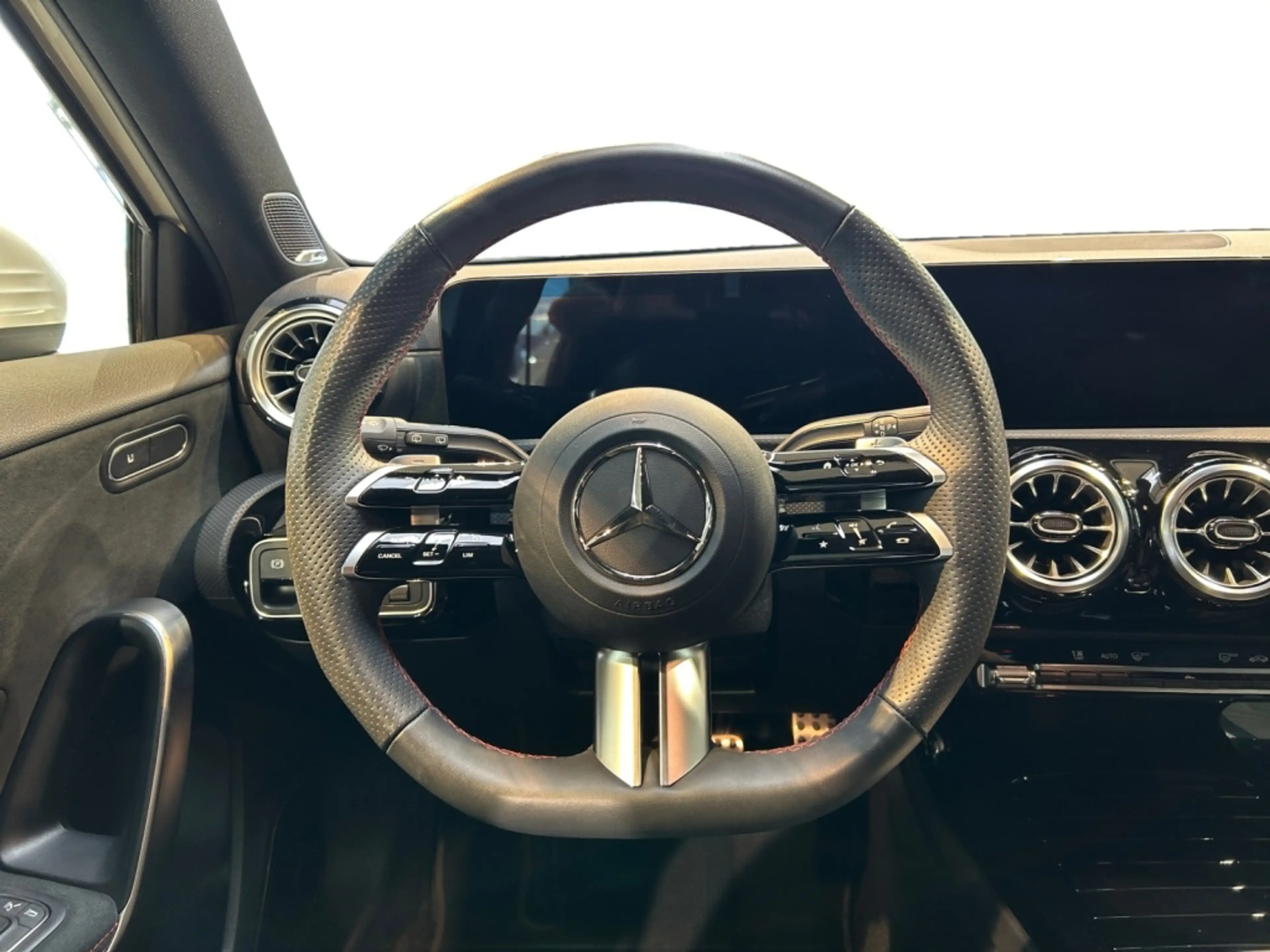Mercedes-Benz A 220 d AMG AMG+MBUX+Burm+Wide+Cam+LED+Navi+AUT — photo 13