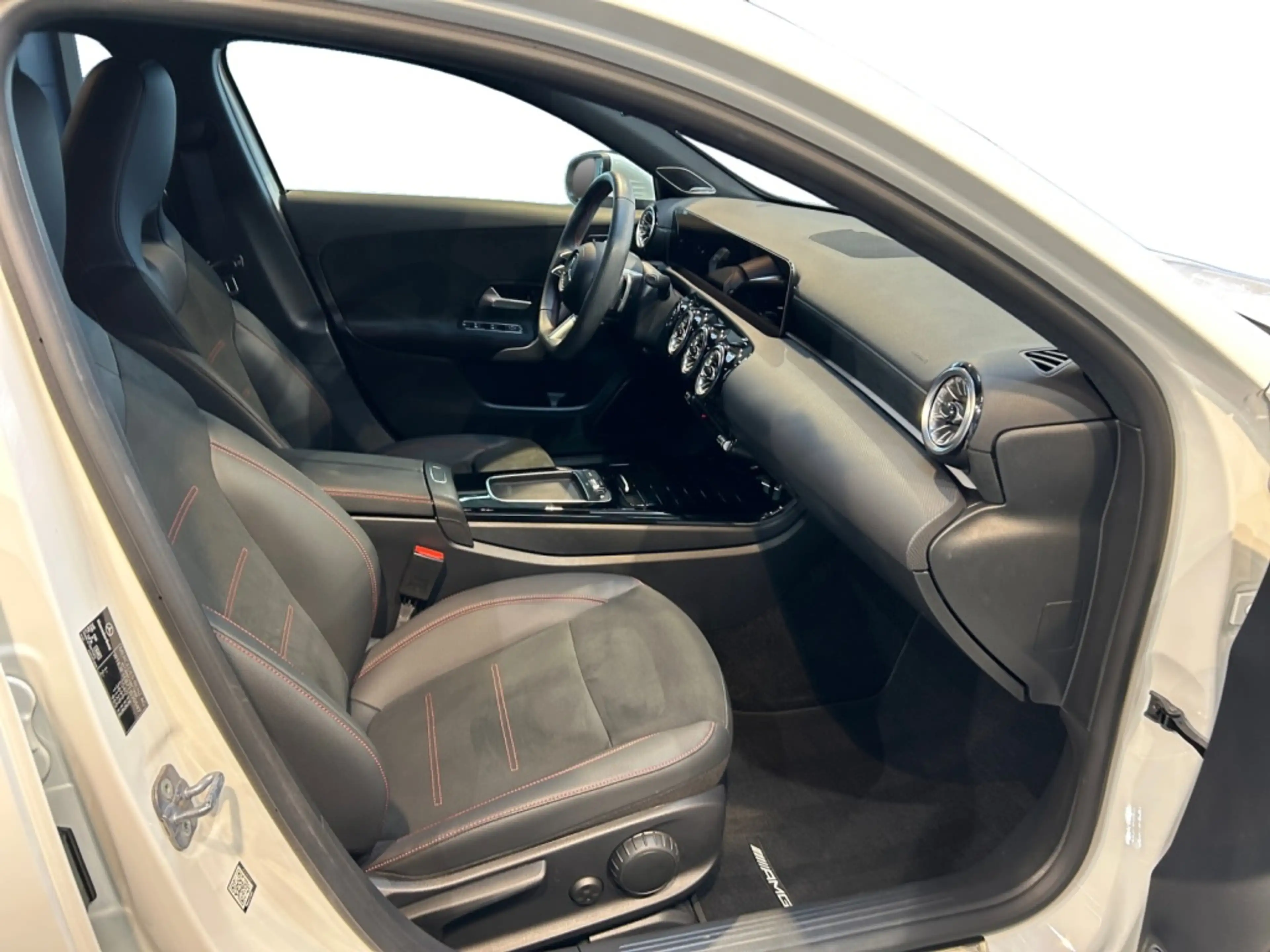 Mercedes-Benz A 220 d AMG AMG+MBUX+Burm+Wide+Cam+LED+Navi+AUT — photo 10