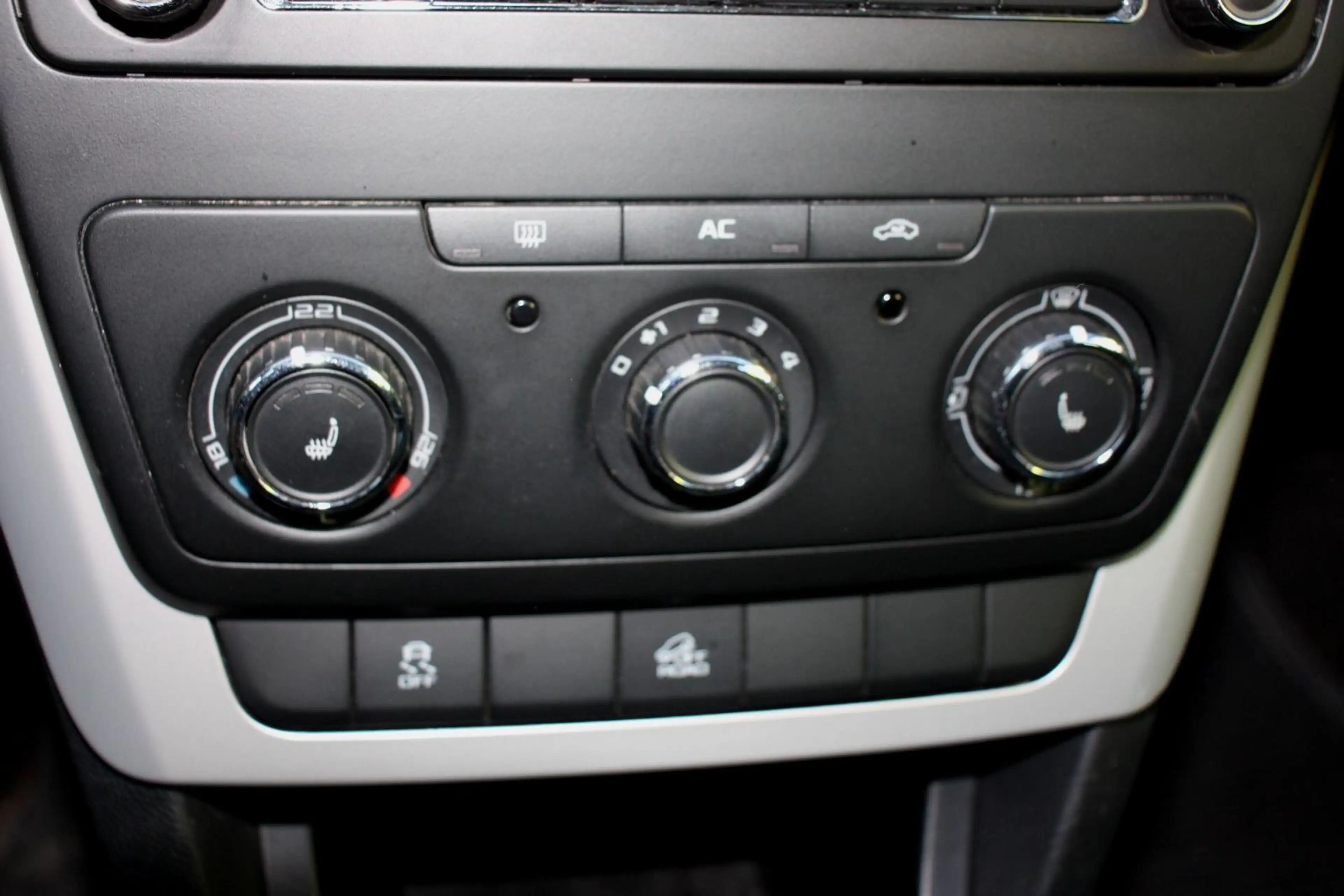 Skoda Yeti Ambition 4x4 TÜV neu AHK PDC Winter Climatic 2.0 T — photo 11