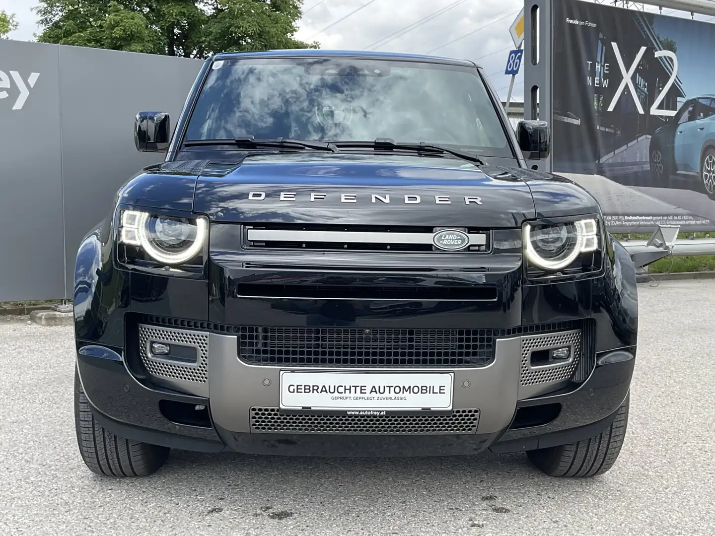 Land Rover Defender 110 D300 AWD X-Dynami Schwarz - 2