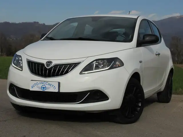 Lancia Ypsilon 1.0 Mild-Hybrid silver