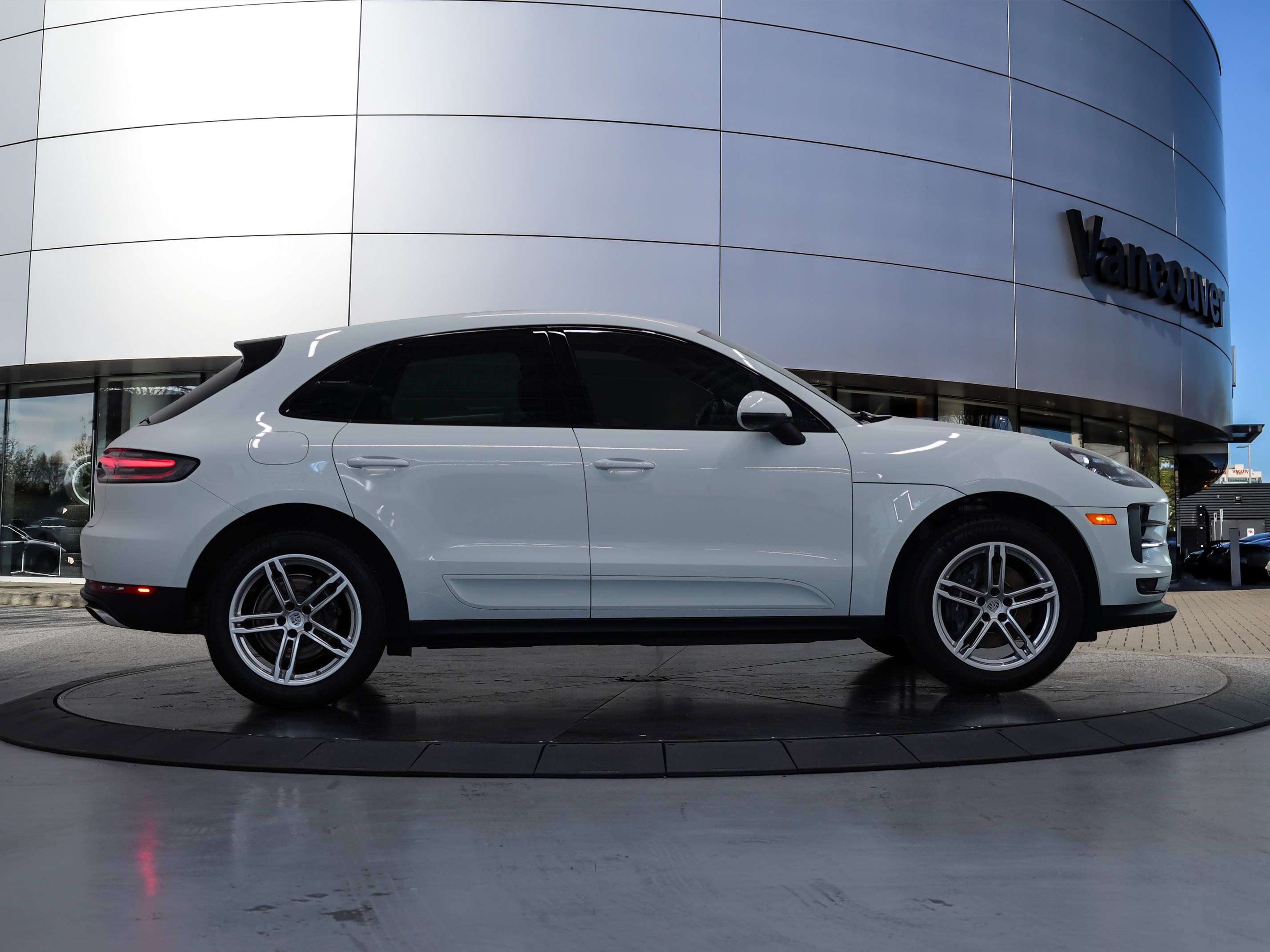 2021 Porsche Macan AWD thumb 6