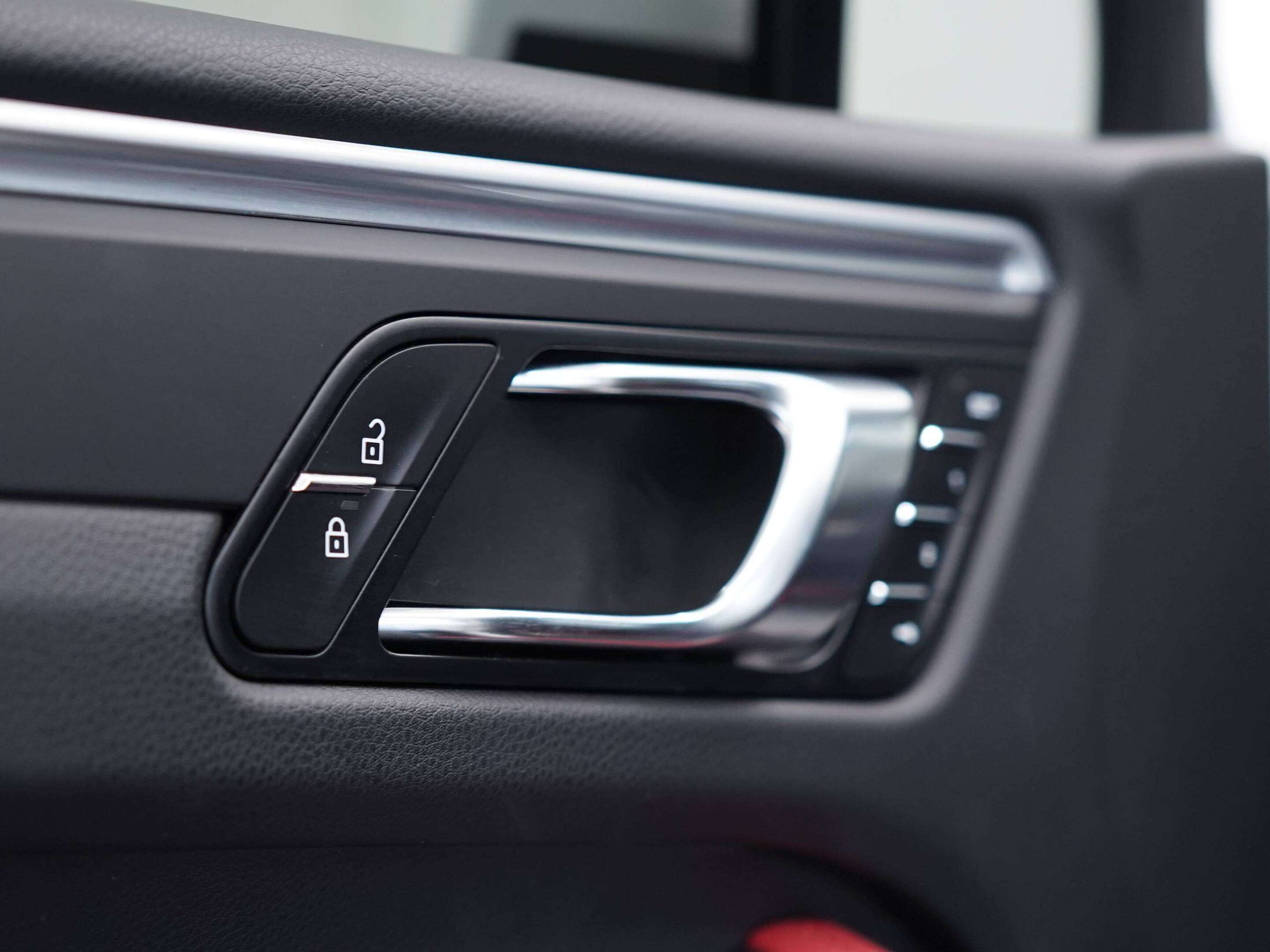 2021 Porsche Macan AWD thumb 32