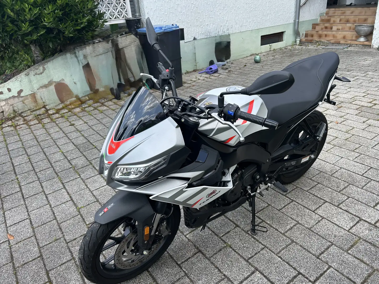 Aprilia Tuono Argintiu - 1