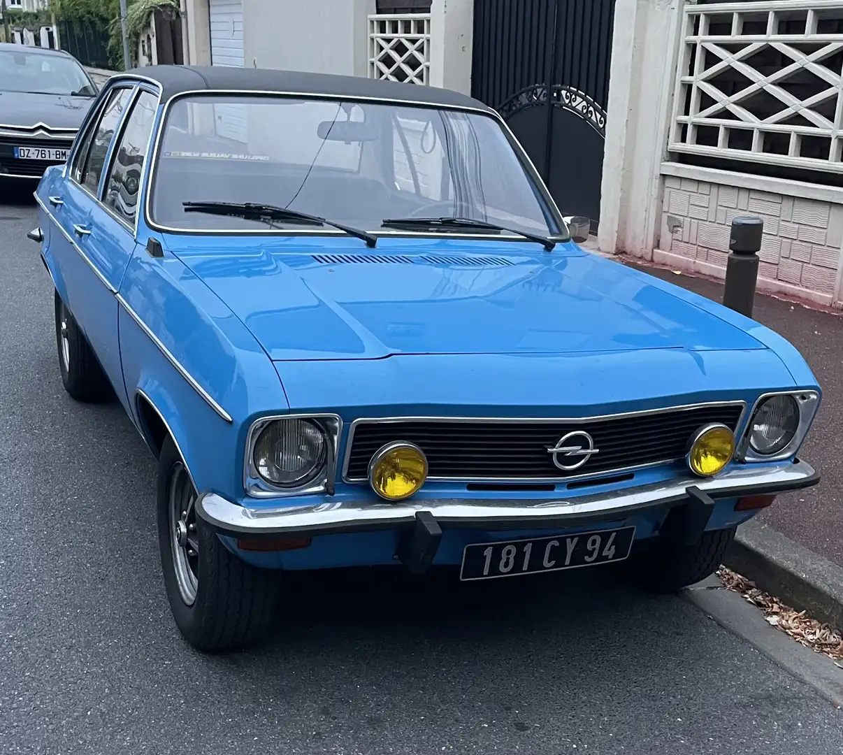 Opel Ascona boîte automatique 1,9 SR Синій - 1