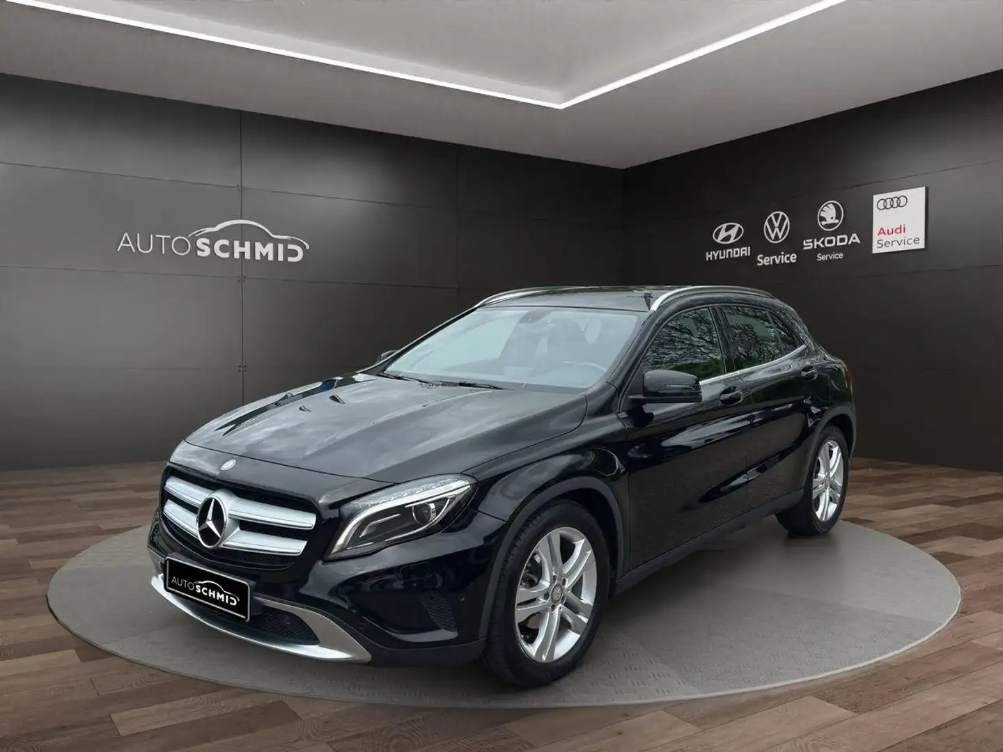 Mercedes-Benz GLA 180 GLA 180 (156.942) 1.6 KAT Metallic Černá - 1