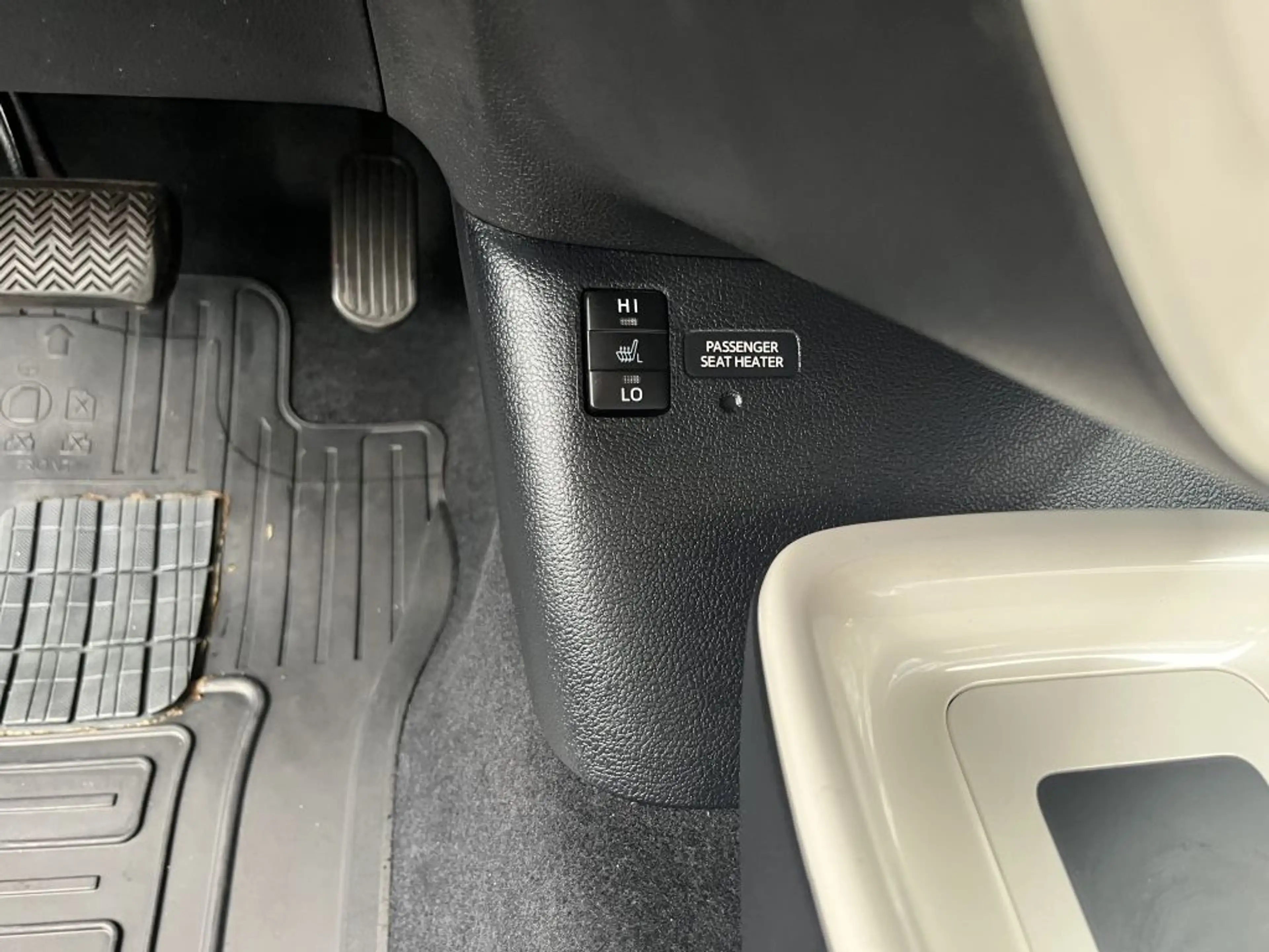 Toyota Prius (Hybrid) Comfort — photo 15