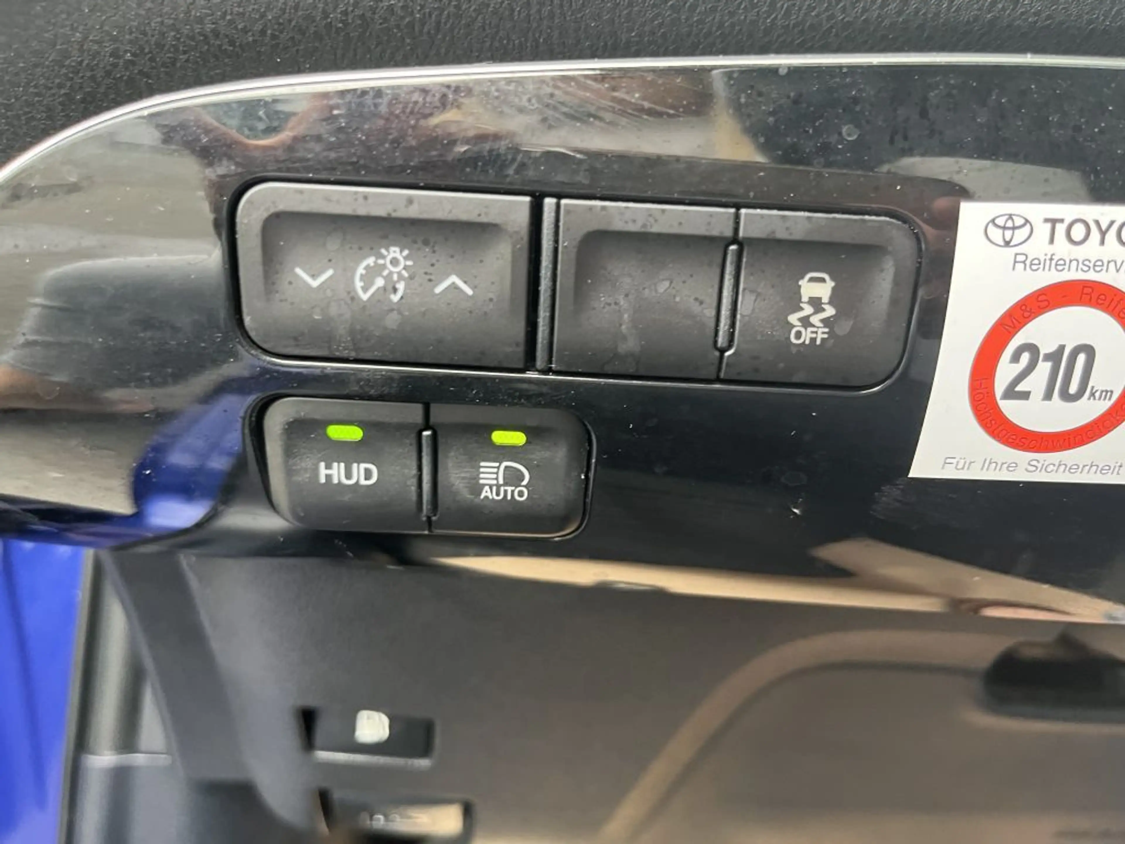 Toyota Prius (Hybrid) Comfort — photo 14