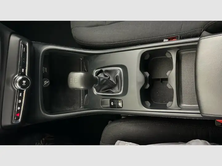 Volvo XC40 T2 Essential Manual 2022, foto 20
