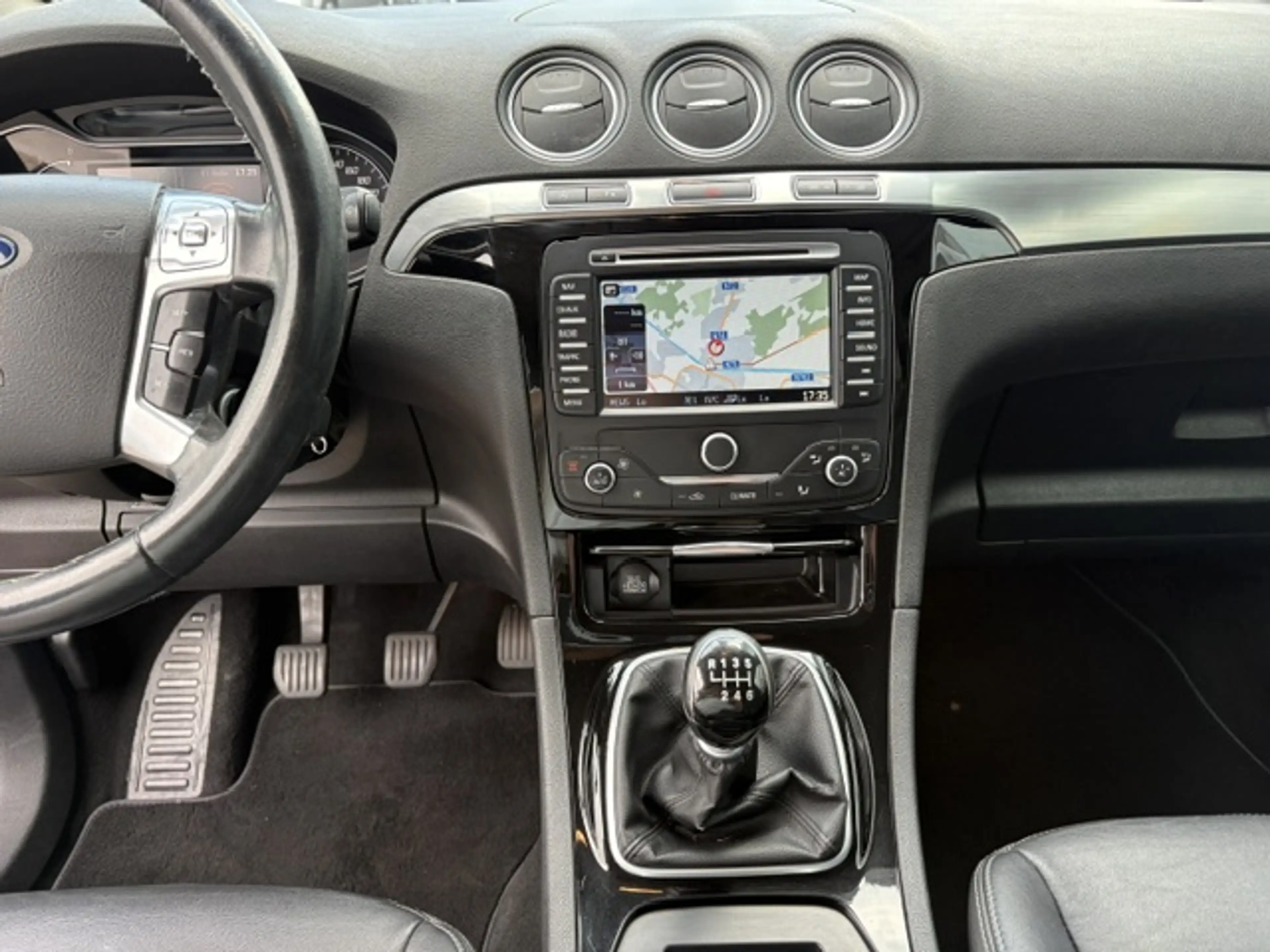 Ford Galaxy 1.6 TDC — photo 12