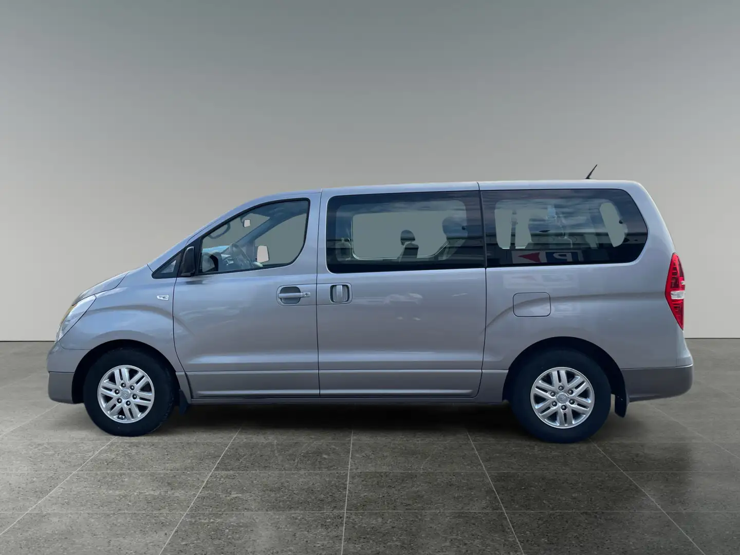 Hyundai Starex 2,5 CRDi Level 2 Aut. 8-sitzer, 8-fach bereift Gris - 2