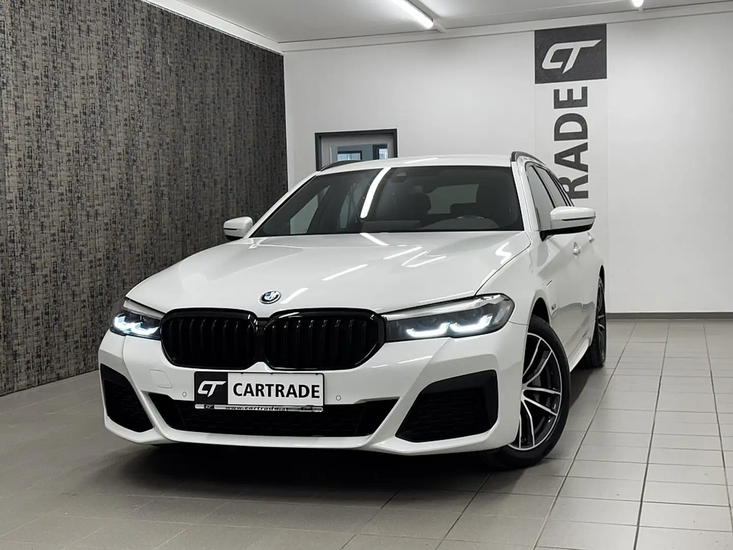 BMW 530 e xDrive Touring Aut. M-SPORTPAKET / LED/ VIRTU... Wit - 1