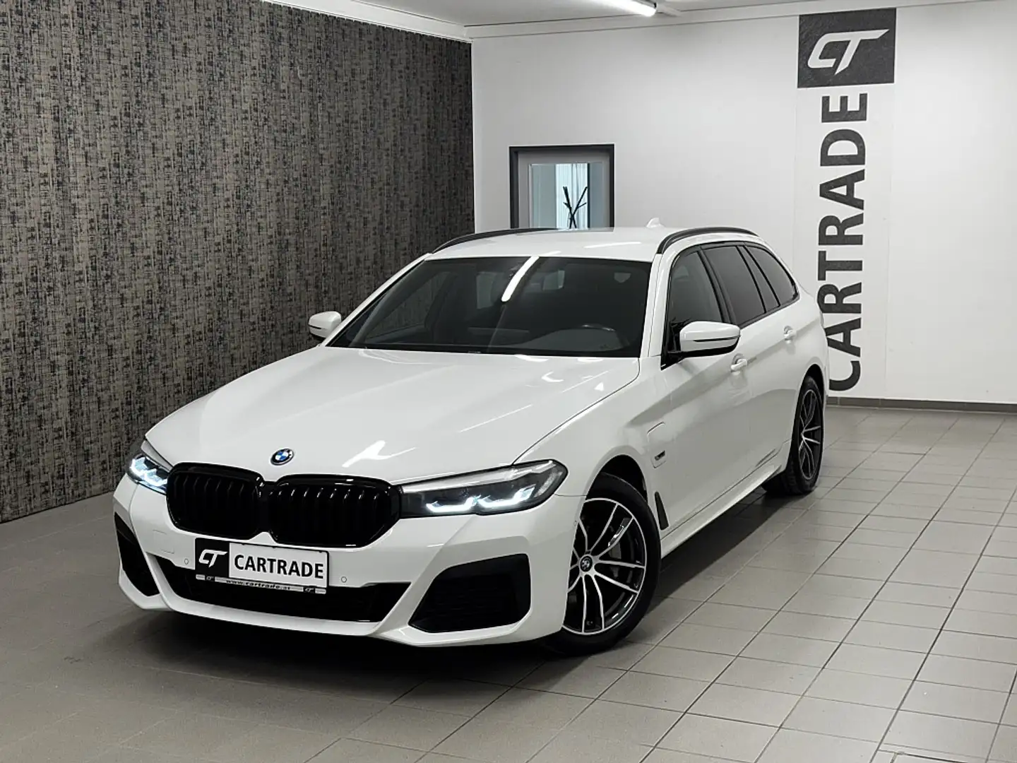 BMW 530 e xDrive Touring Aut. M-SPORTPAKET / LED/ VIRTU... Wit - 2