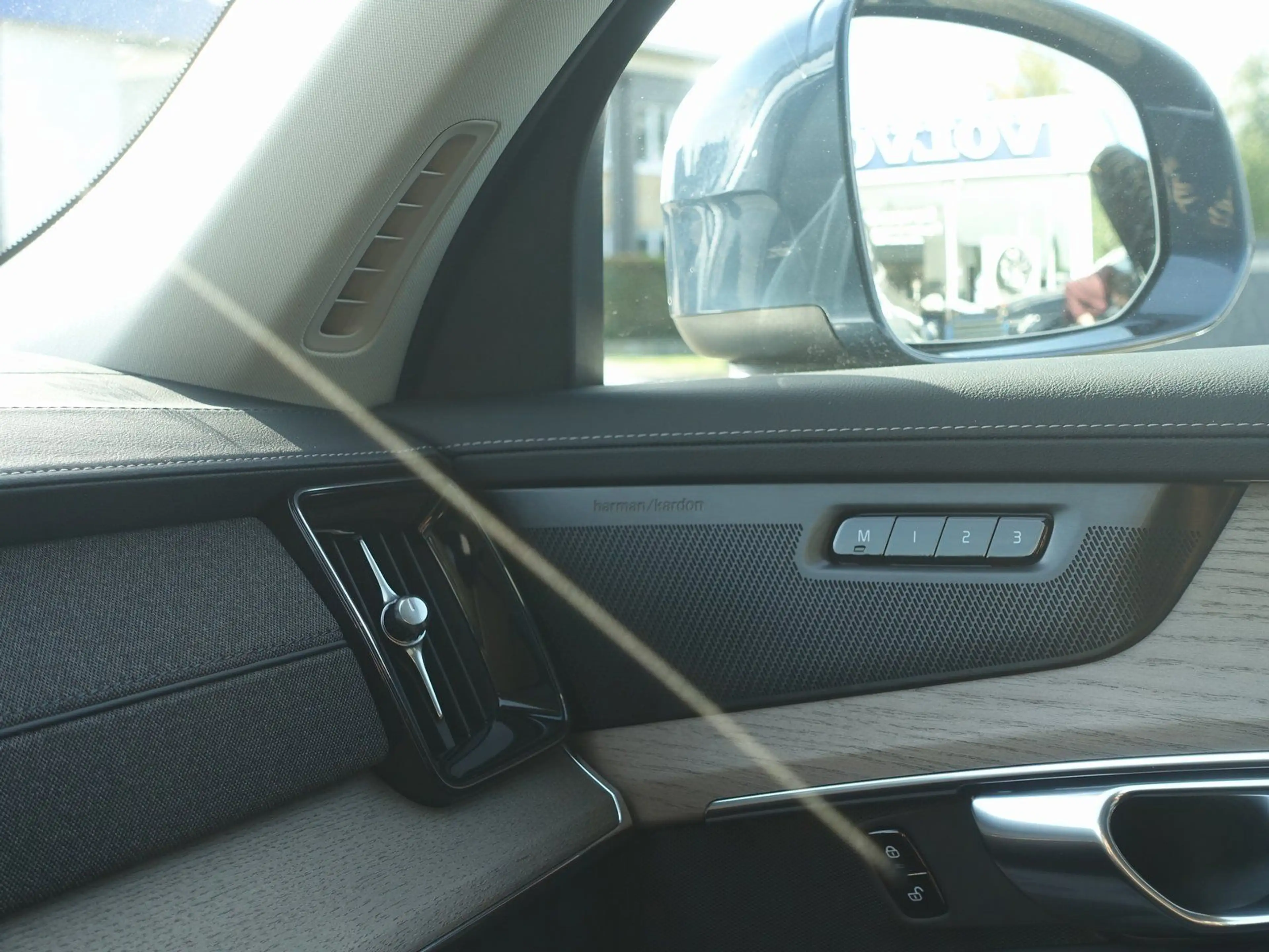 Volvo XC90 Plus T8 AWD Plug-in/FourC/HUD/H&K/360° — photo 22