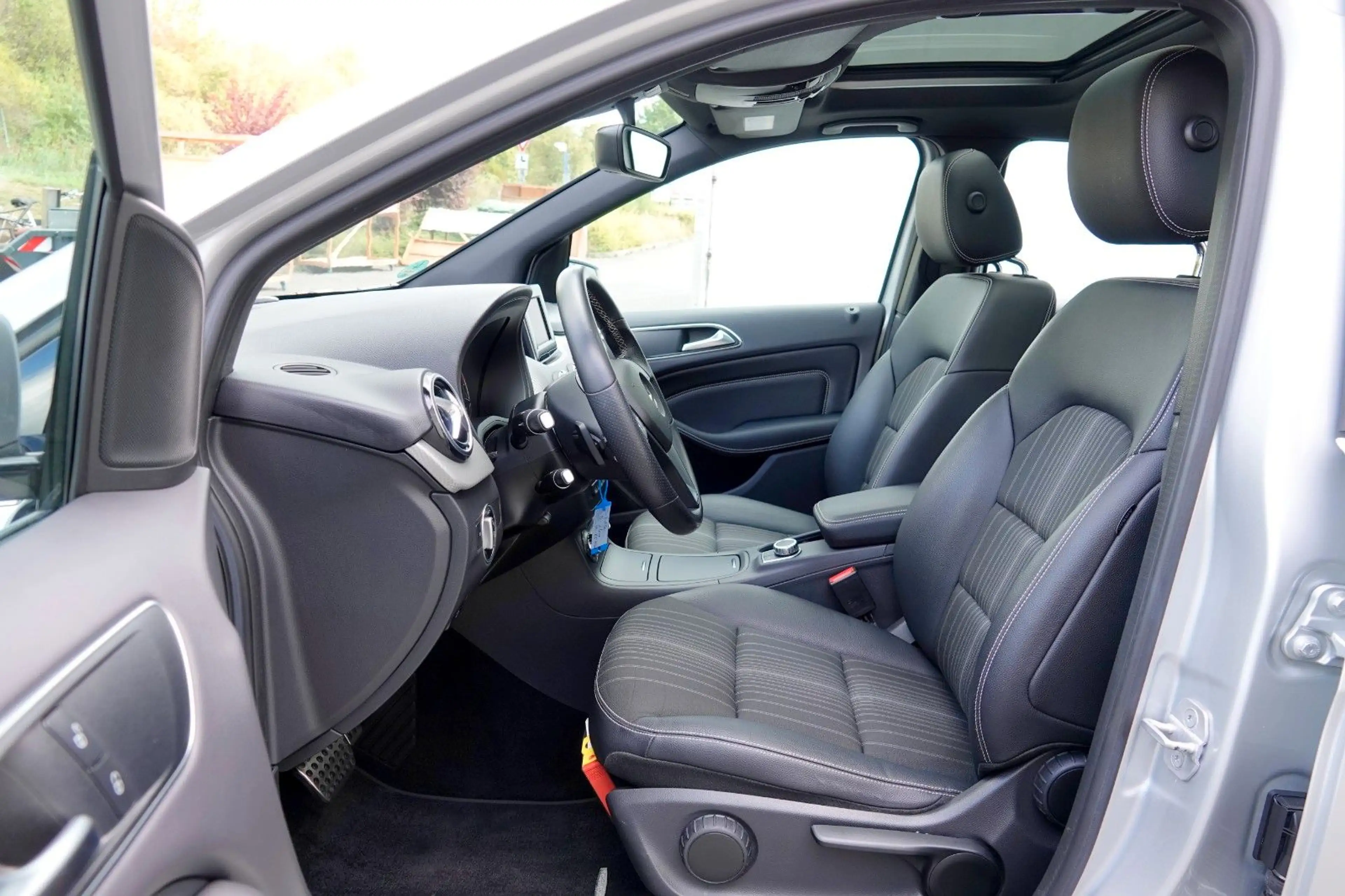 Mercedes-Benz B 220 4Matic *PANORAMA* GARANTIE* — photo 8