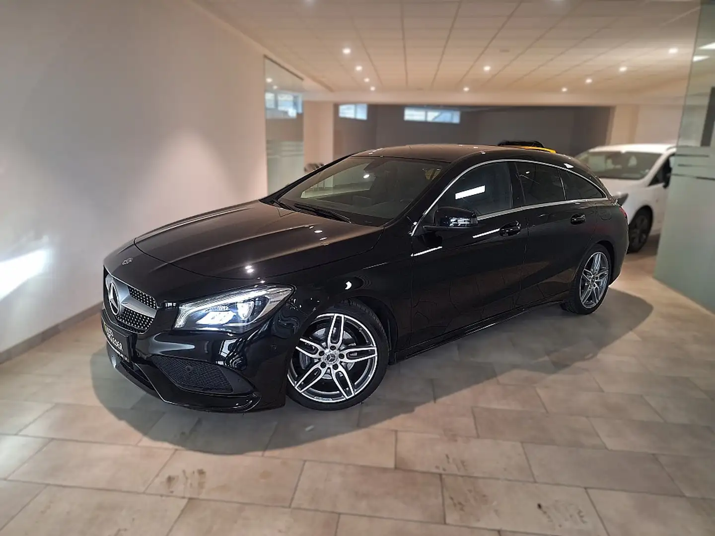 Mercedes-Benz CLA 180 Shooting Brake Aut. Schwarz - 2