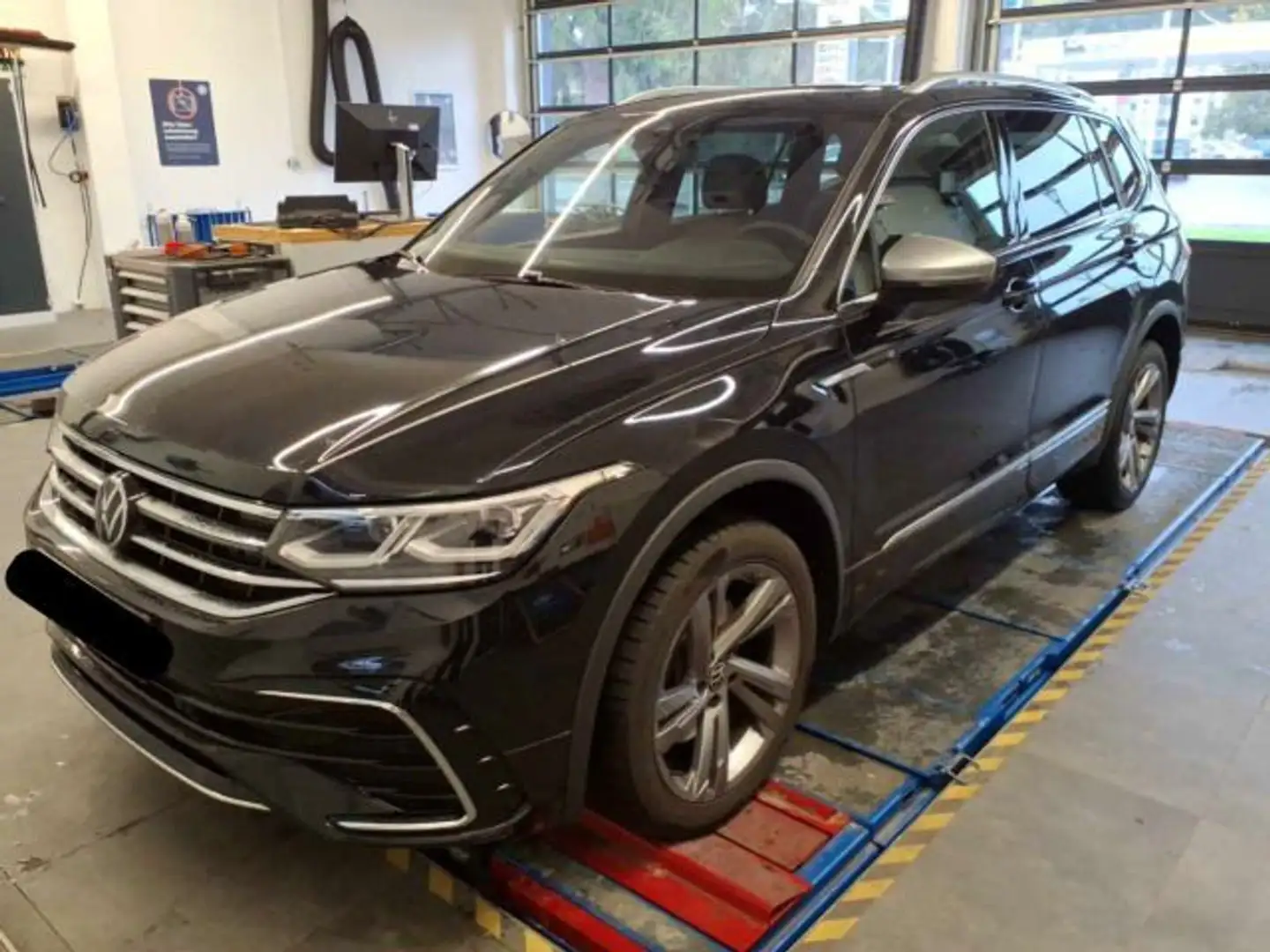 Volkswagen Tiguan Allspace 2.0 TDI 4M DSG R-Line AHK Leder Schwarz - 2