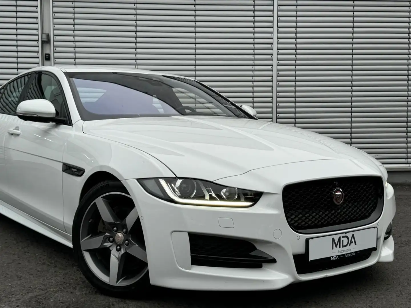 Jaguar XE 20d 180PS R-Sport Automatik Blanc - 2