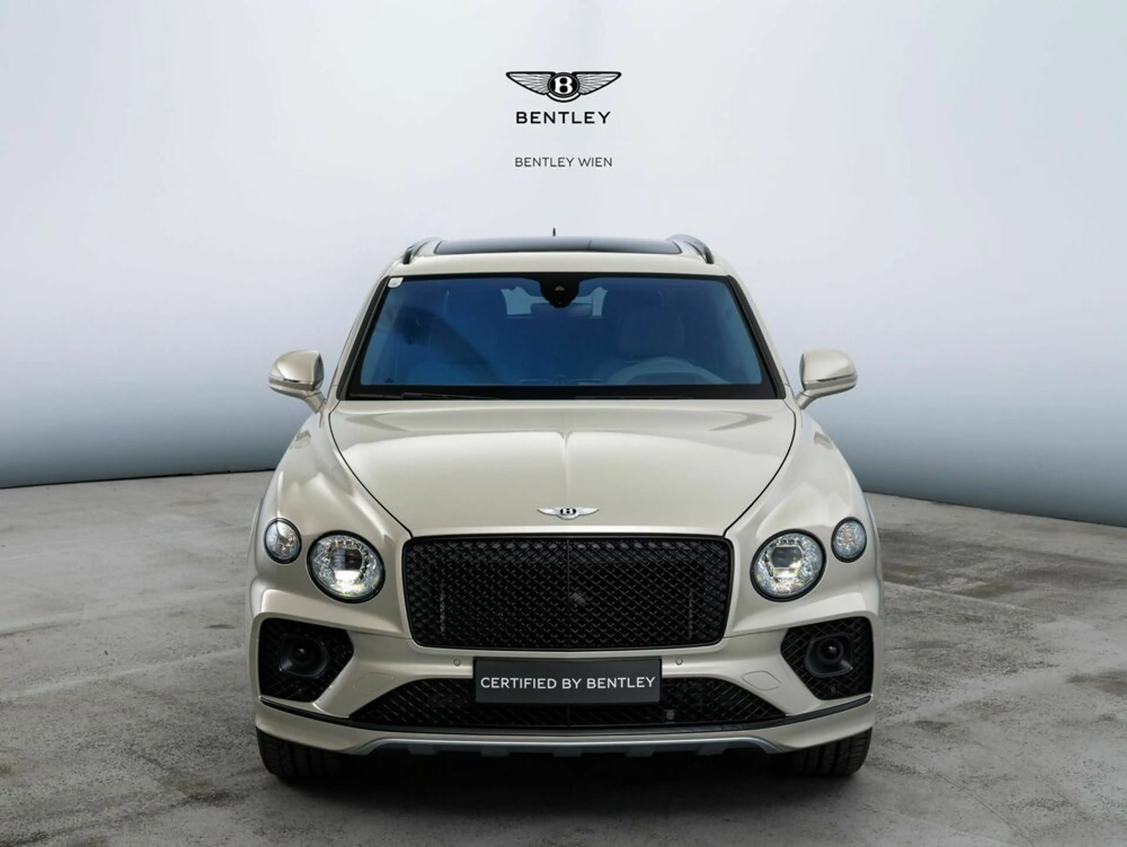 Bentley Bentayga Hybrid Mulliner Blackline | White Sand — photo 2