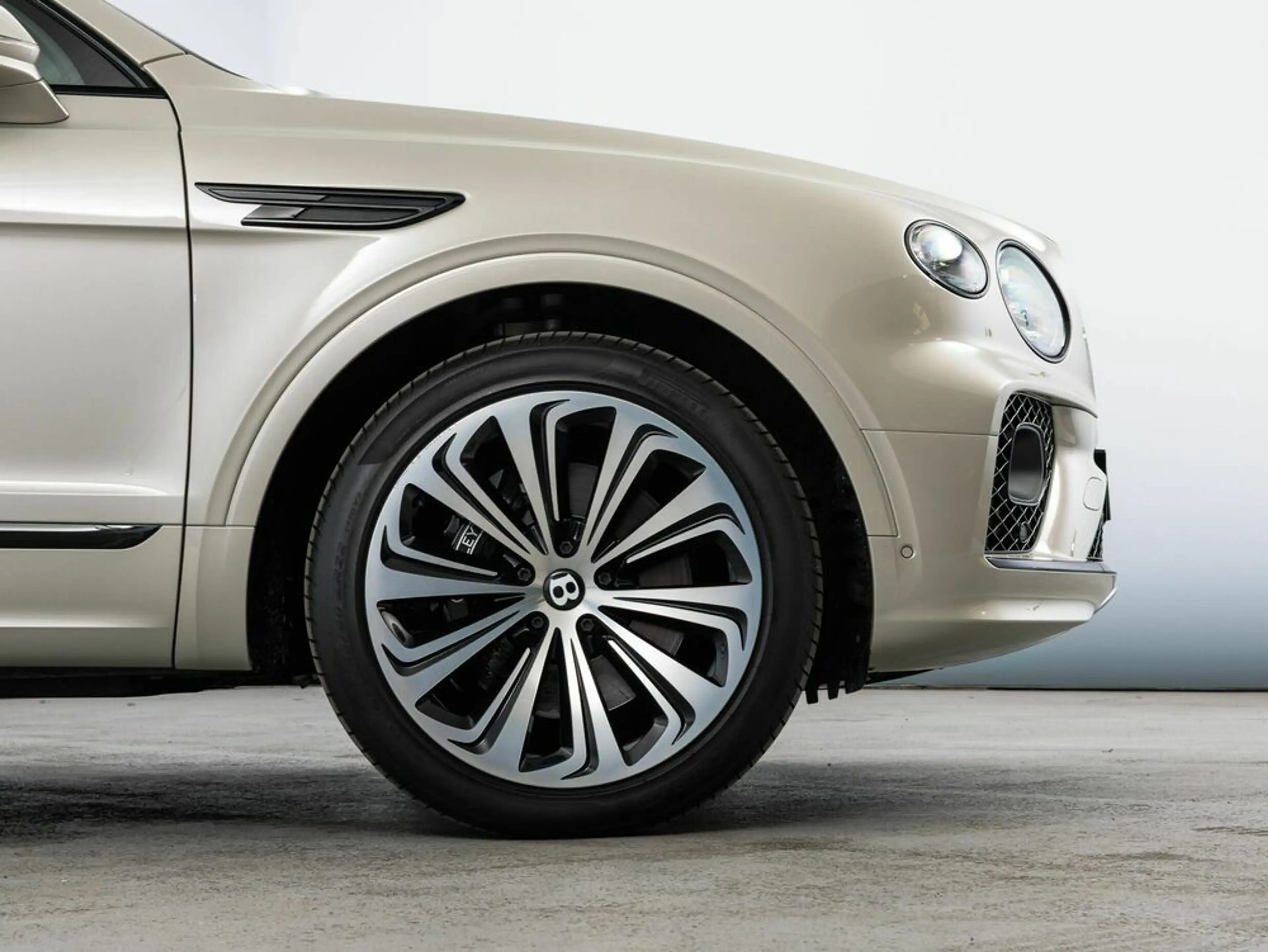 Bentley Bentayga Hybrid Mulliner Blackline | White Sand — photo 4