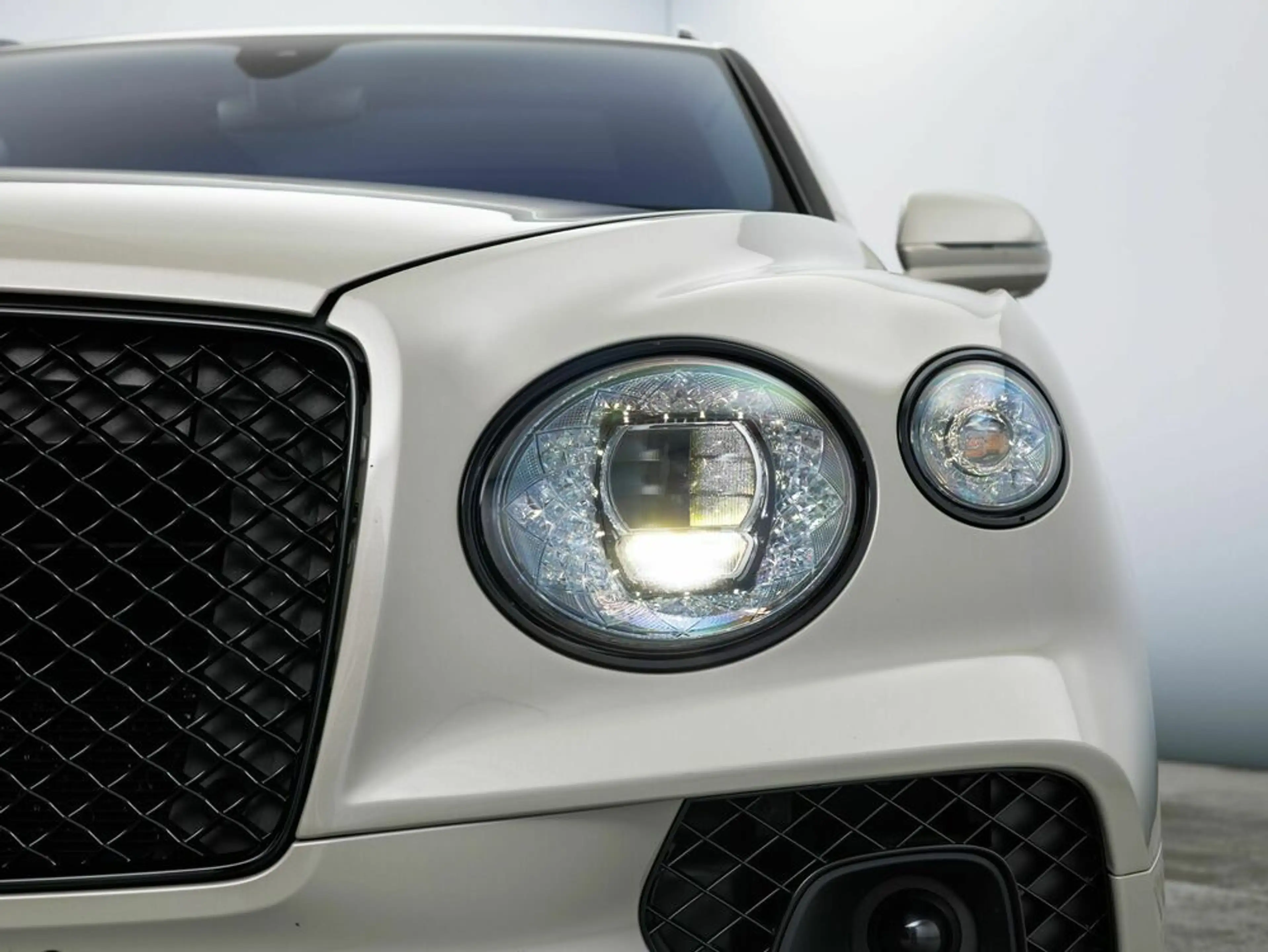 Bentley Bentayga Hybrid Mulliner Blackline | White Sand — photo 11