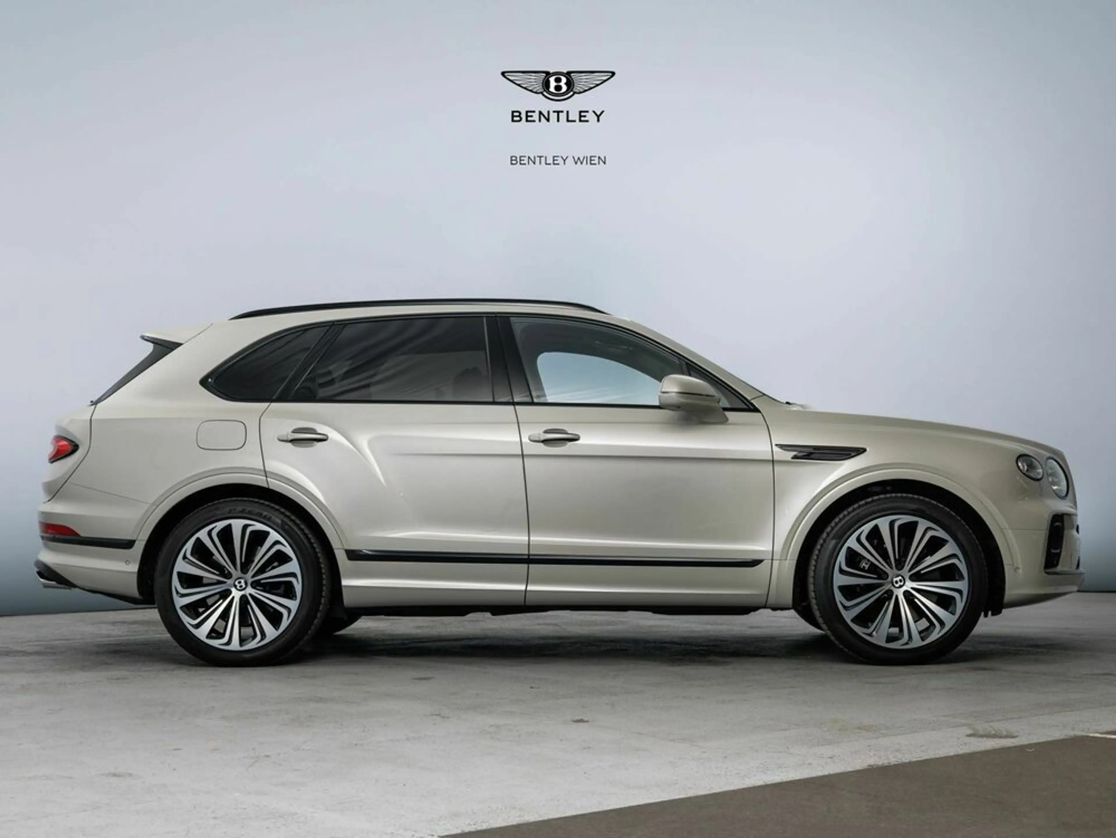 Bentley Bentayga Hybrid Mulliner Blackline | White Sand — photo 3