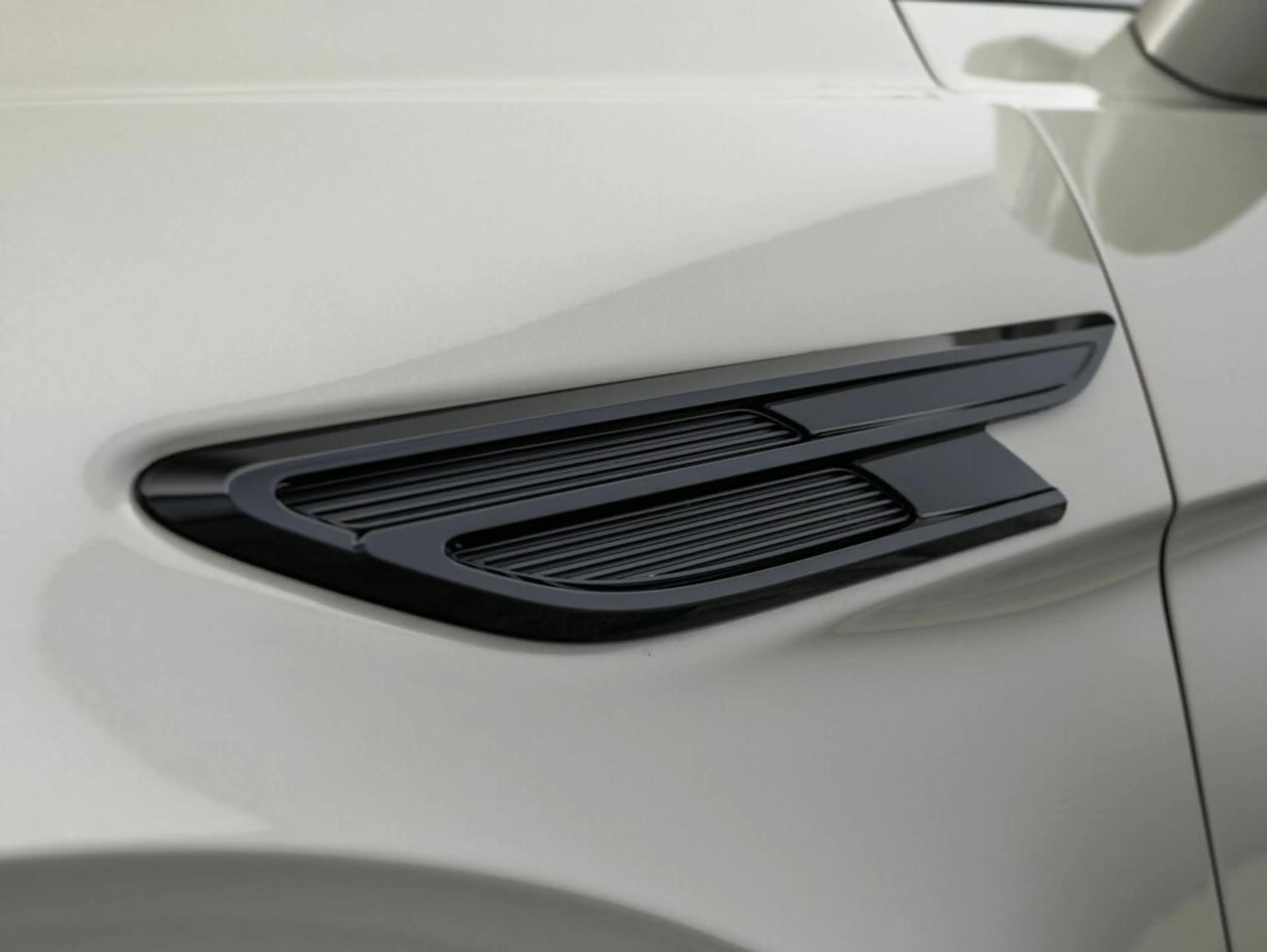 Bentley Bentayga Hybrid Mulliner Blackline | White Sand — photo 13