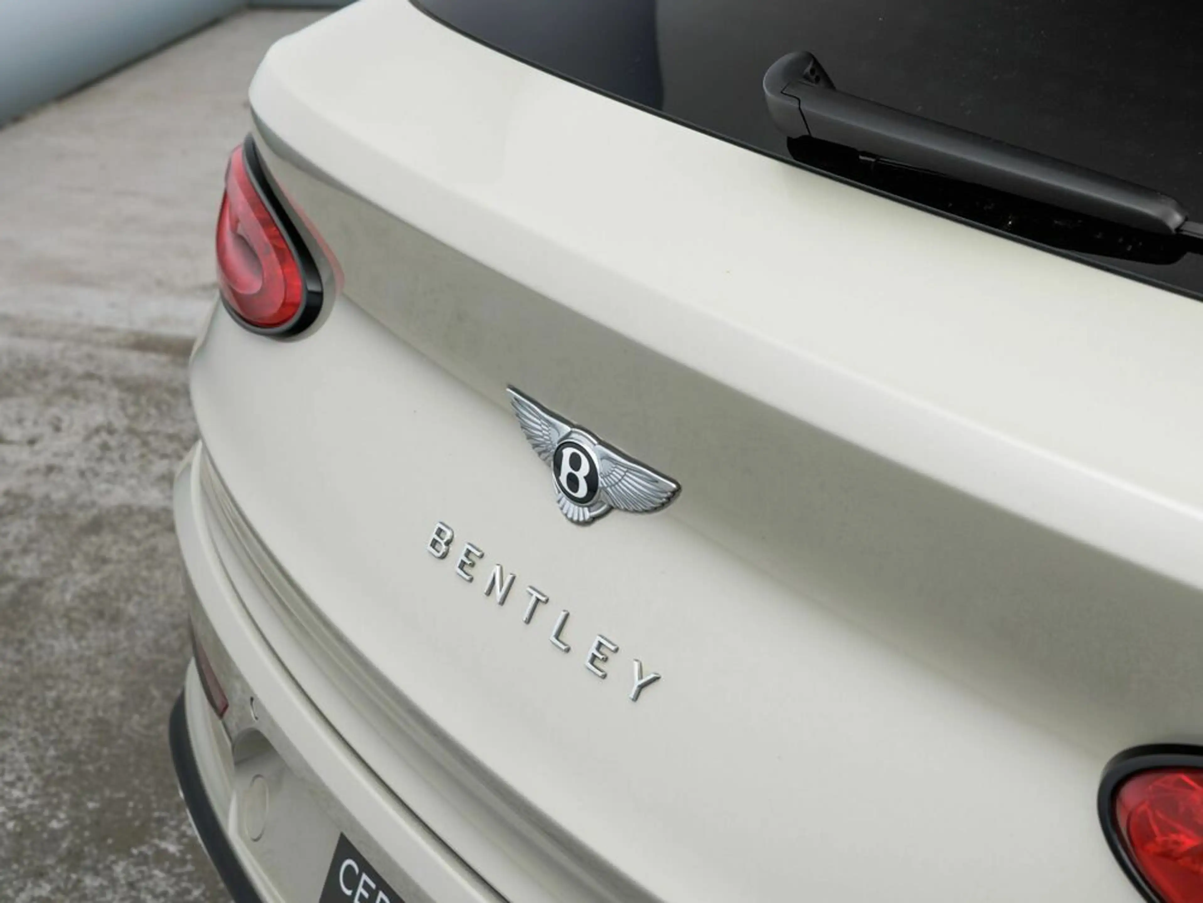 Bentley Bentayga Hybrid Mulliner Blackline | White Sand — photo 8