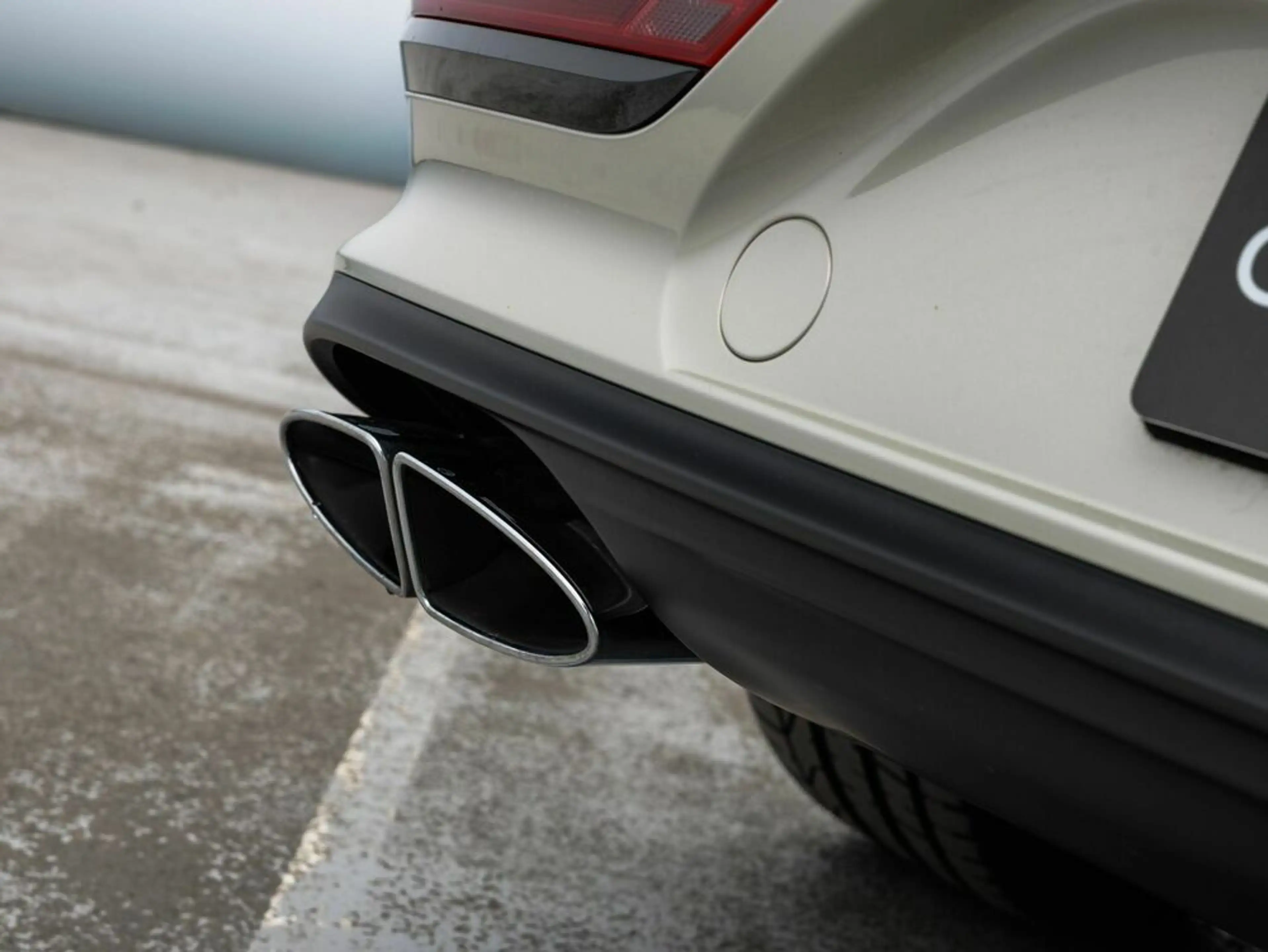 Bentley Bentayga Hybrid Mulliner Blackline | White Sand — photo 9