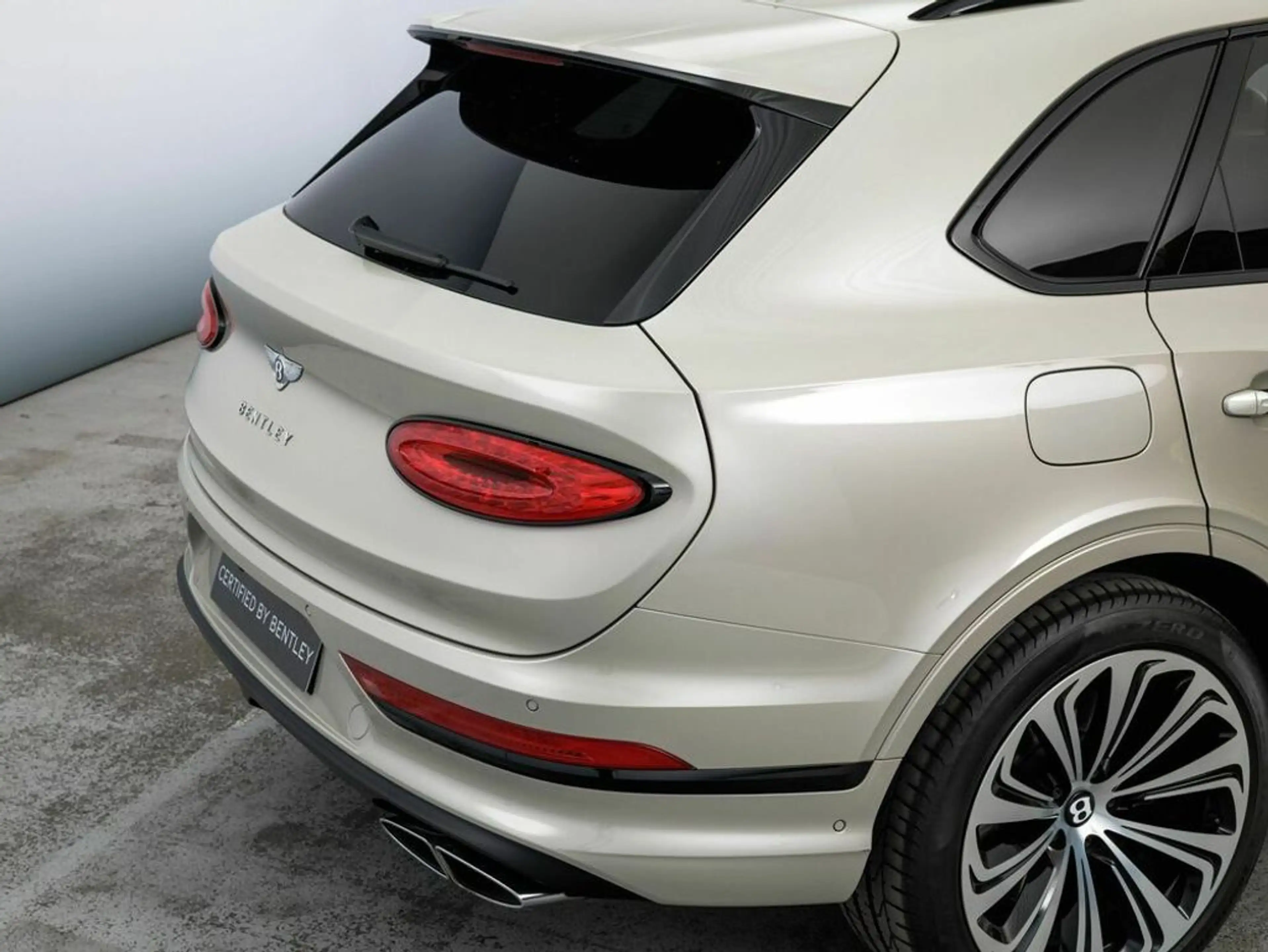 Bentley Bentayga Hybrid Mulliner Blackline | White Sand — photo 7