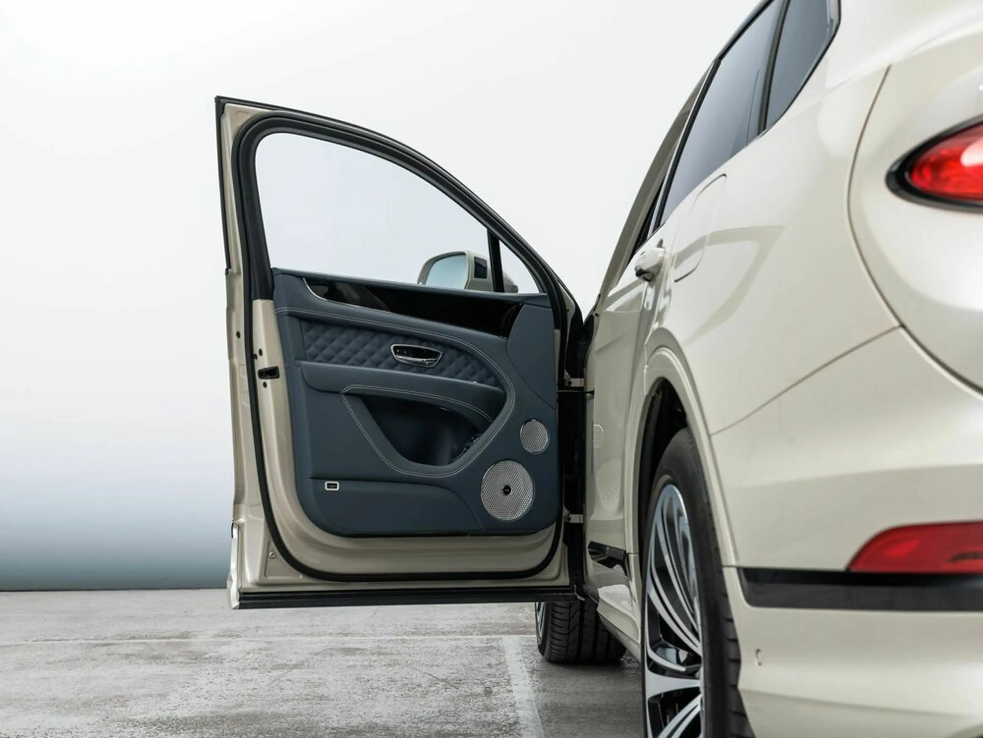 Bentley Bentayga Hybrid Mulliner Blackline | White Sand — photo 15