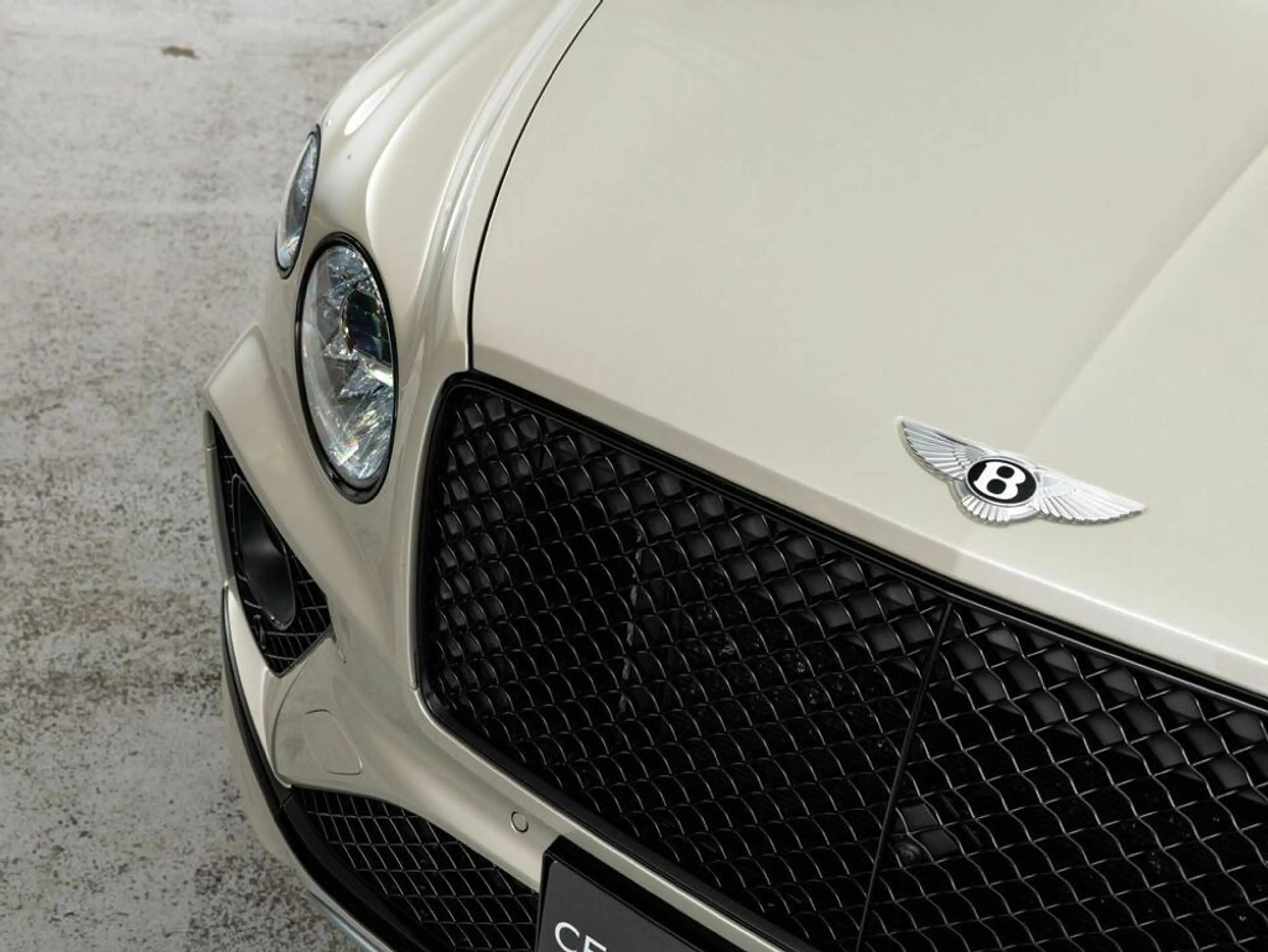Bentley Bentayga Hybrid Mulliner Blackline | White Sand — photo 10