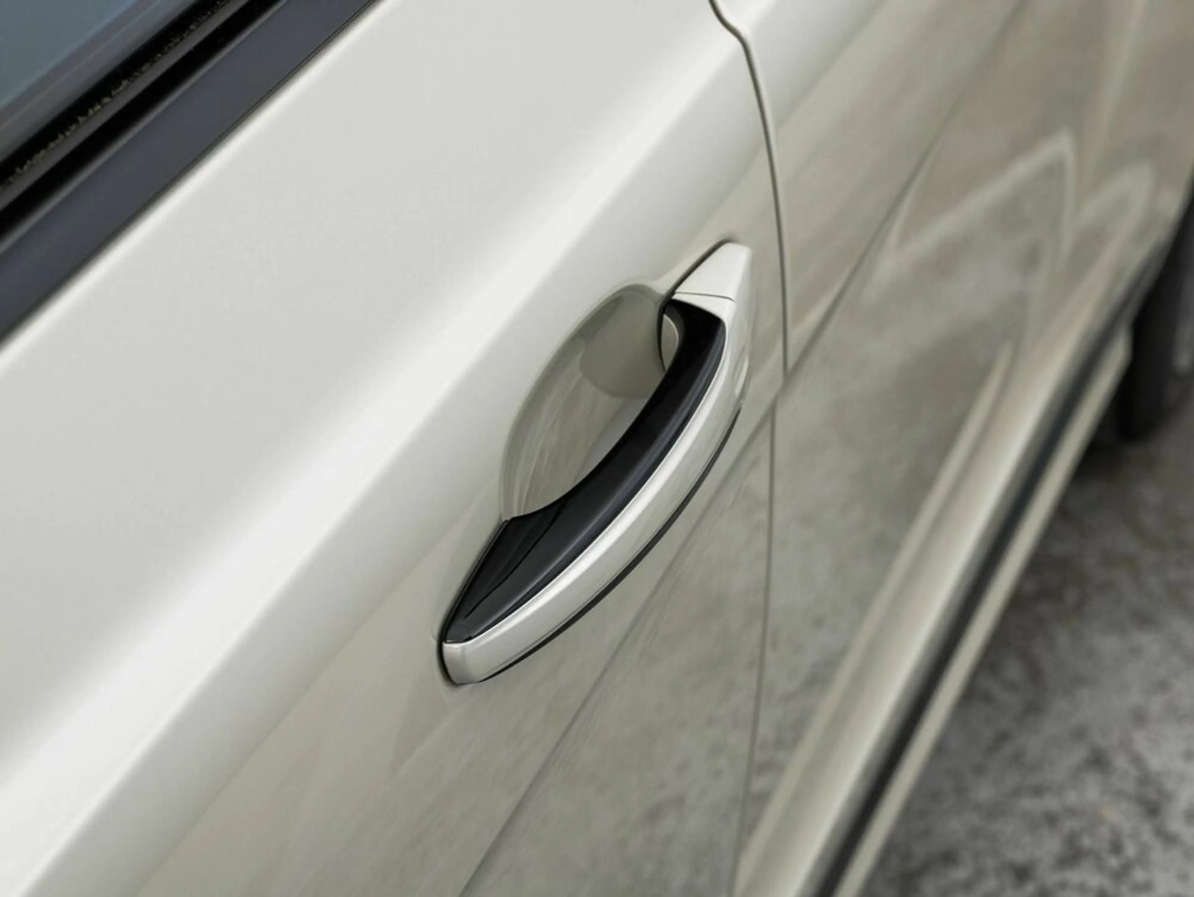 Bentley Bentayga Hybrid Mulliner Blackline | White Sand — photo 14