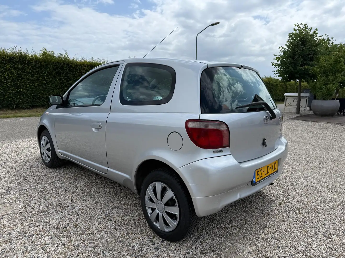 Toyota Yaris 1.0 VVT-i Nieuwe APK | Stuurbekrachtiging Grijs - 2