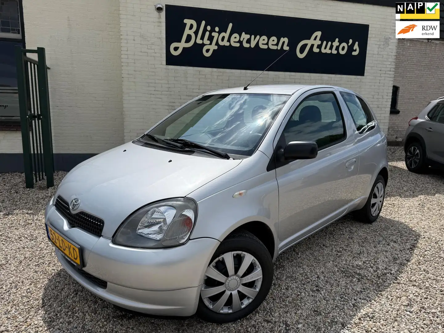 Toyota Yaris 1.0 VVT-i Nieuwe APK | Stuurbekrachtiging Grijs - 1
