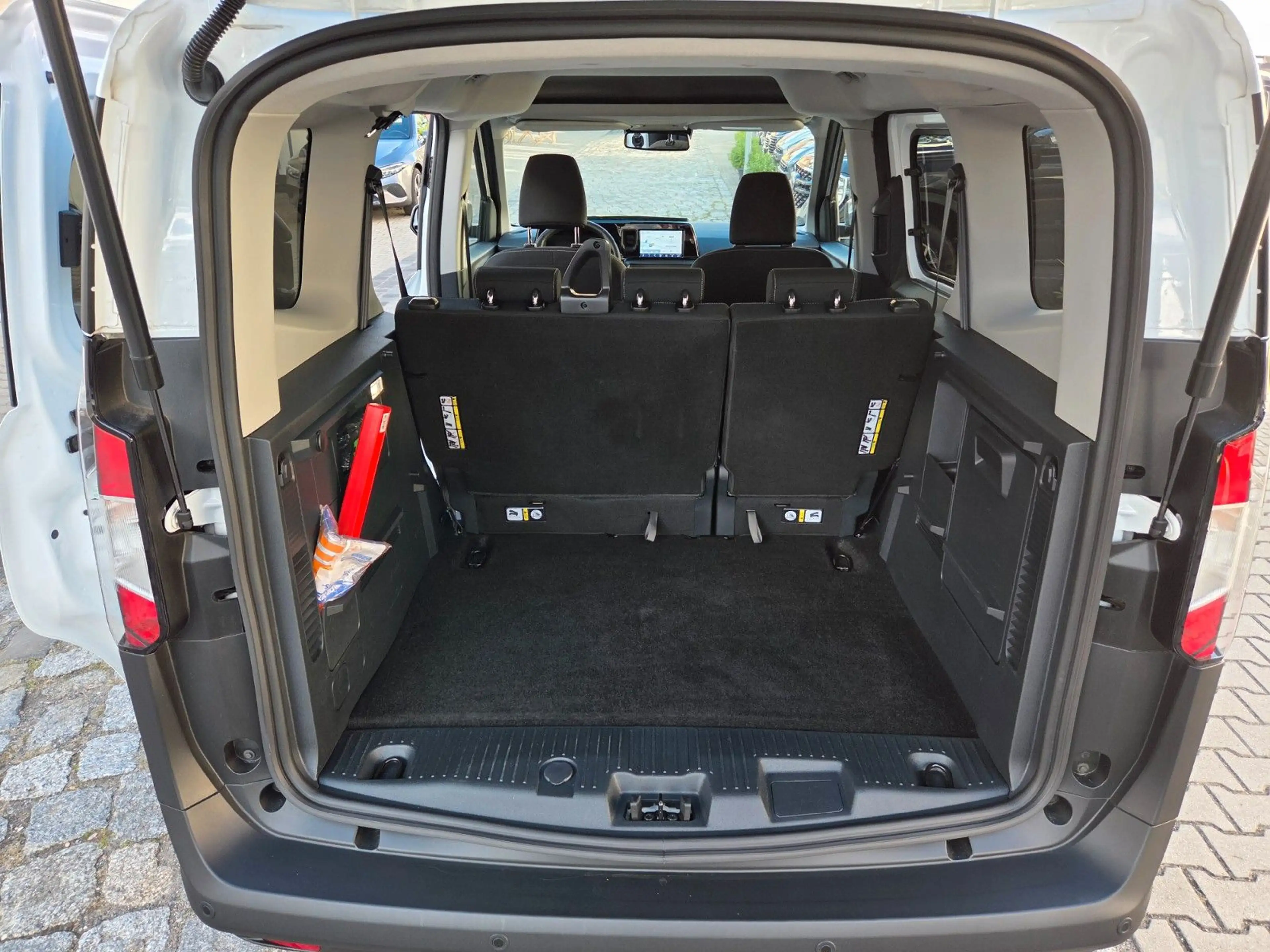 Ford Tourneo Courier Trend Navi Allwetter Totwinkel — photo 17
