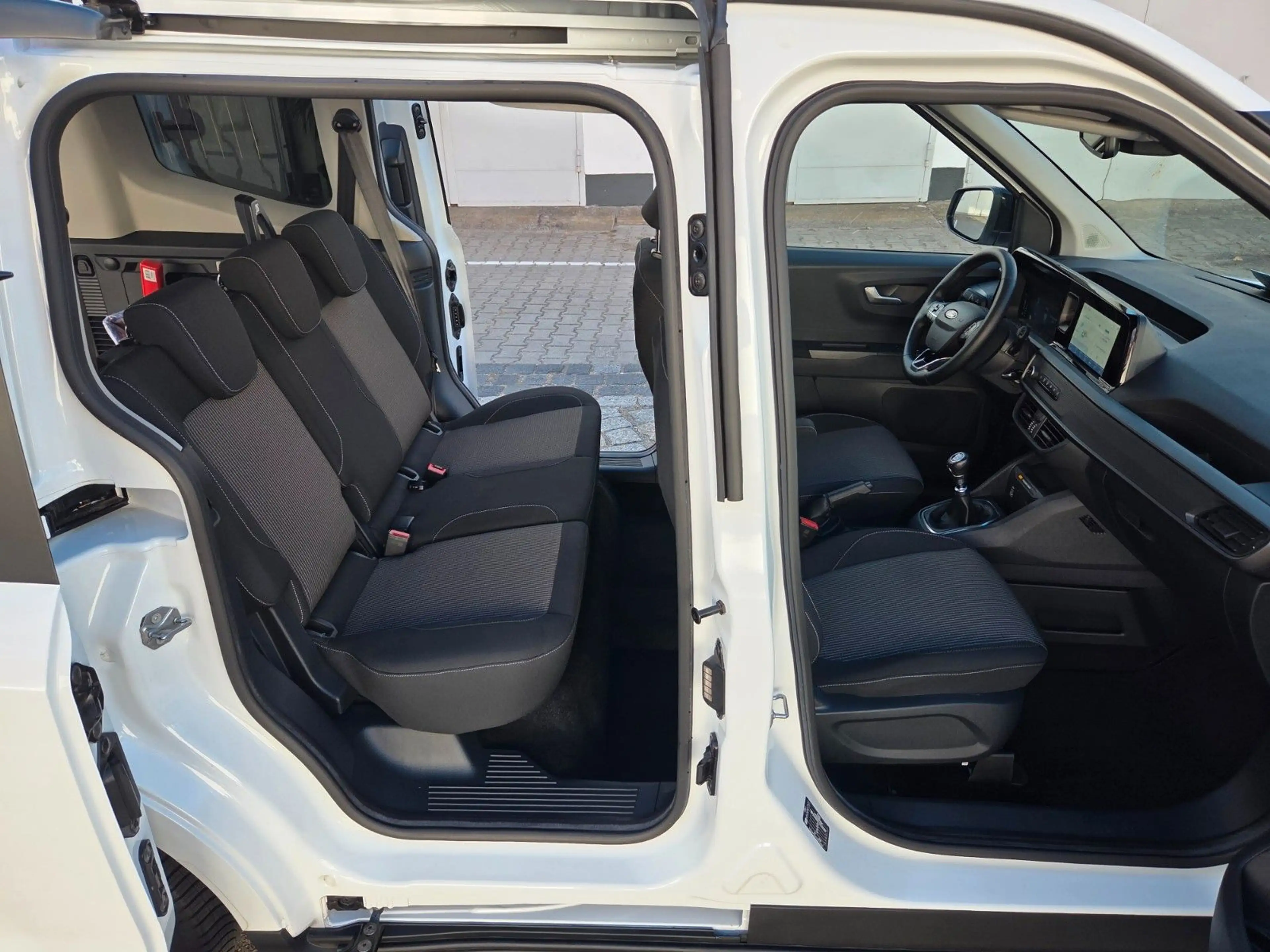 Ford Tourneo Courier Trend Navi Allwetter Totwinkel — photo 19