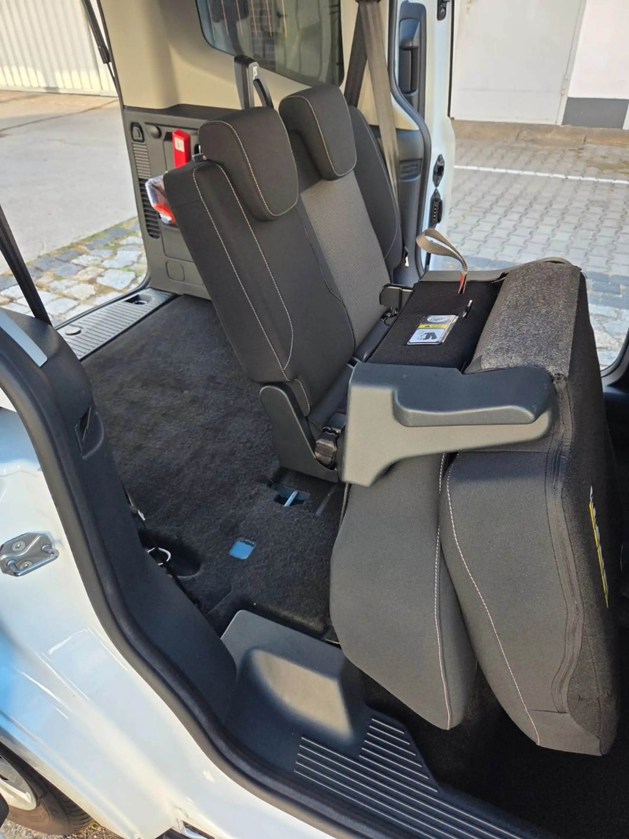 Ford Tourneo Courier Trend Navi Allwetter Totwinkel — photo 22