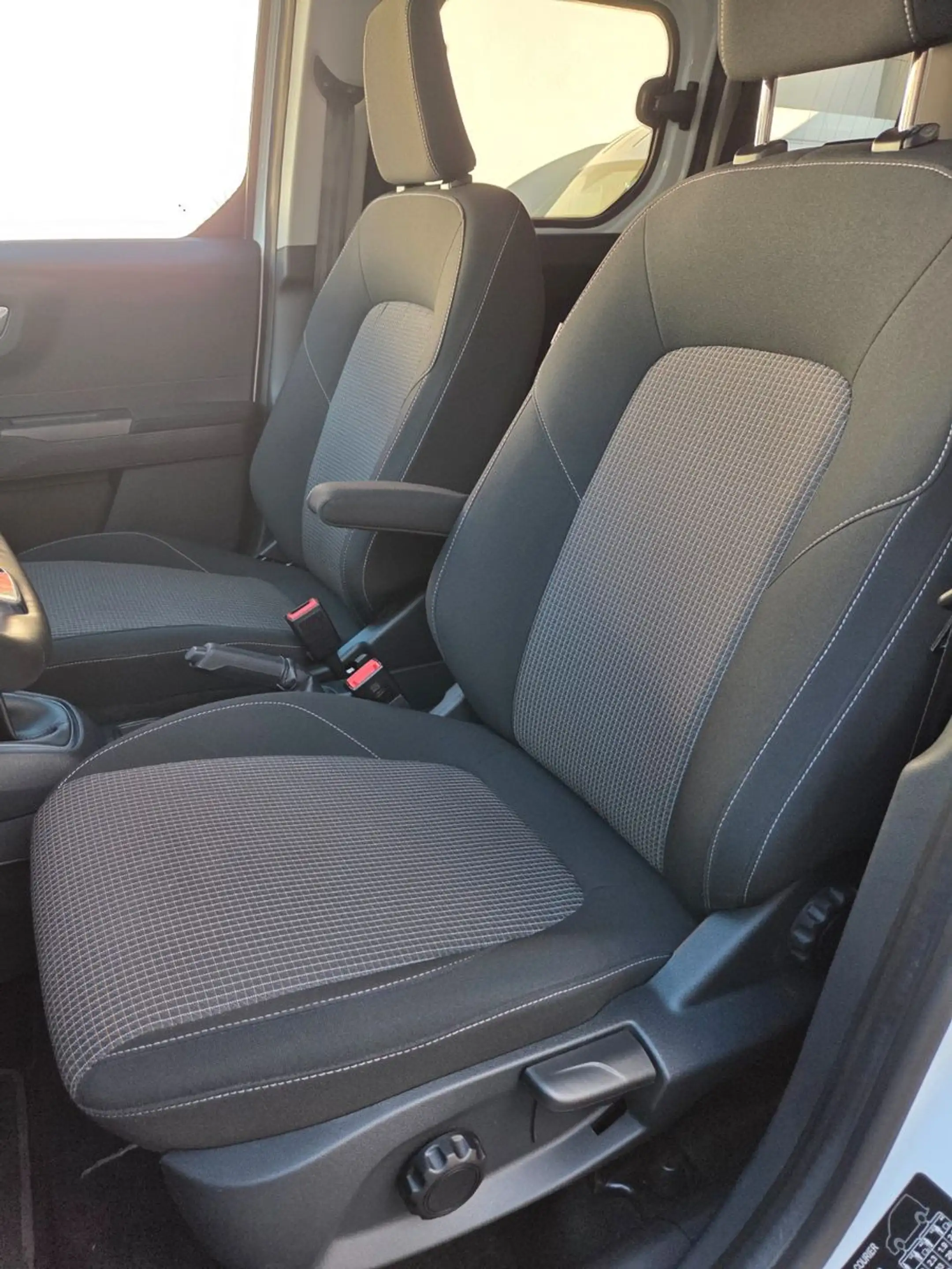 Ford Tourneo Courier Trend Navi Allwetter Totwinkel — photo 25