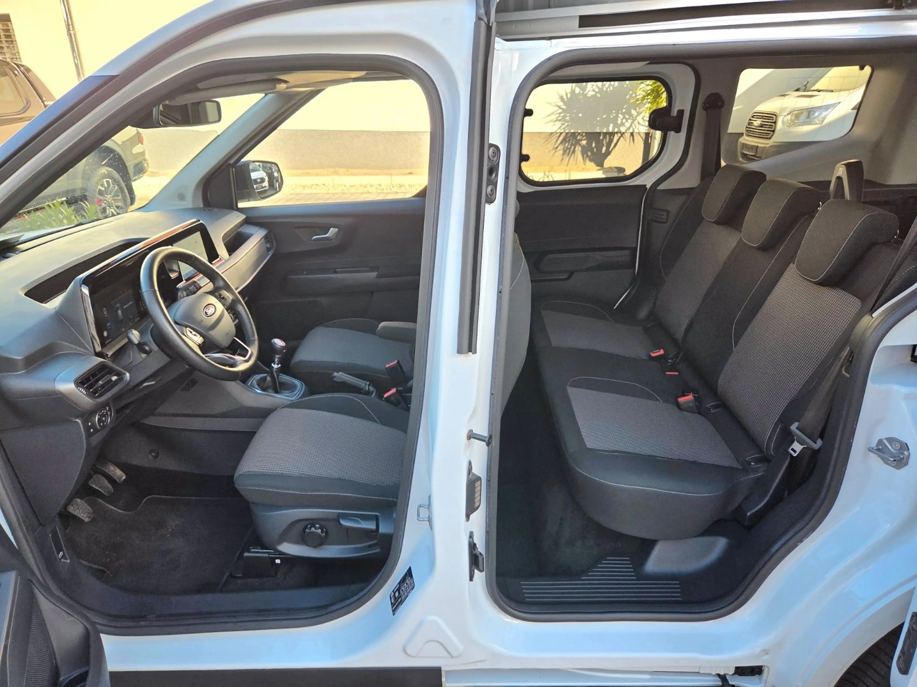 Ford Tourneo Courier Trend Navi Allwetter Totwinkel — photo 15