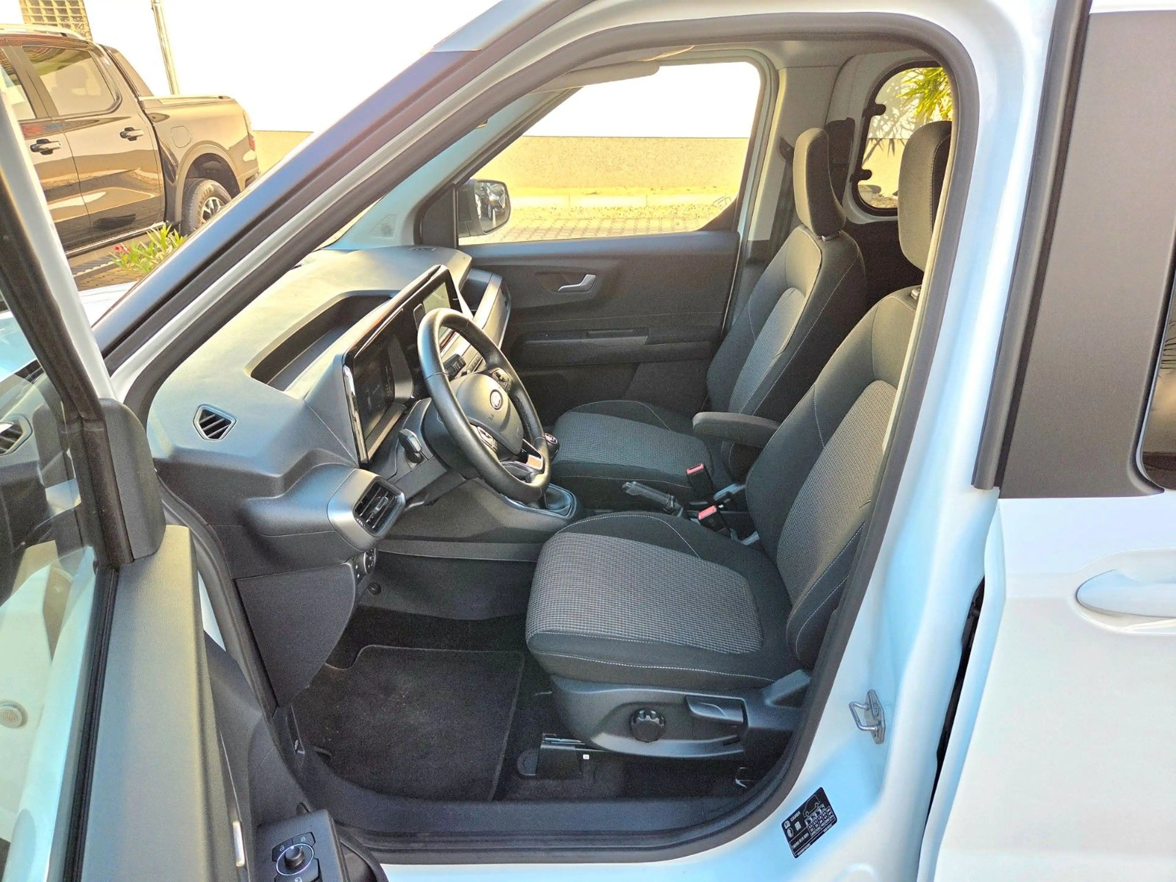 Ford Tourneo Courier Trend Navi Allwetter Totwinkel — photo 14