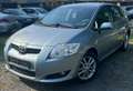 Toyota Auris Life 1.6 *TÜV NEU*KLIMA*BORDCOMPUTER*AHK* Серебристый - thumbnail 1
