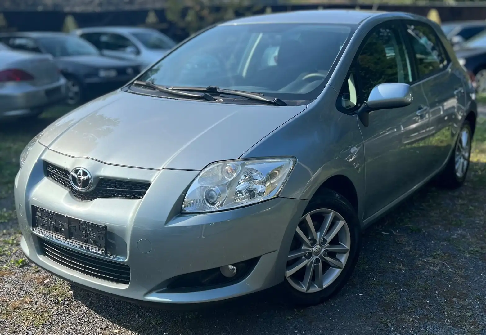 Toyota Auris Life 1.6 *TÜV NEU*KLIMA*BORDCOMPUTER*AHK* Серебристый - 1