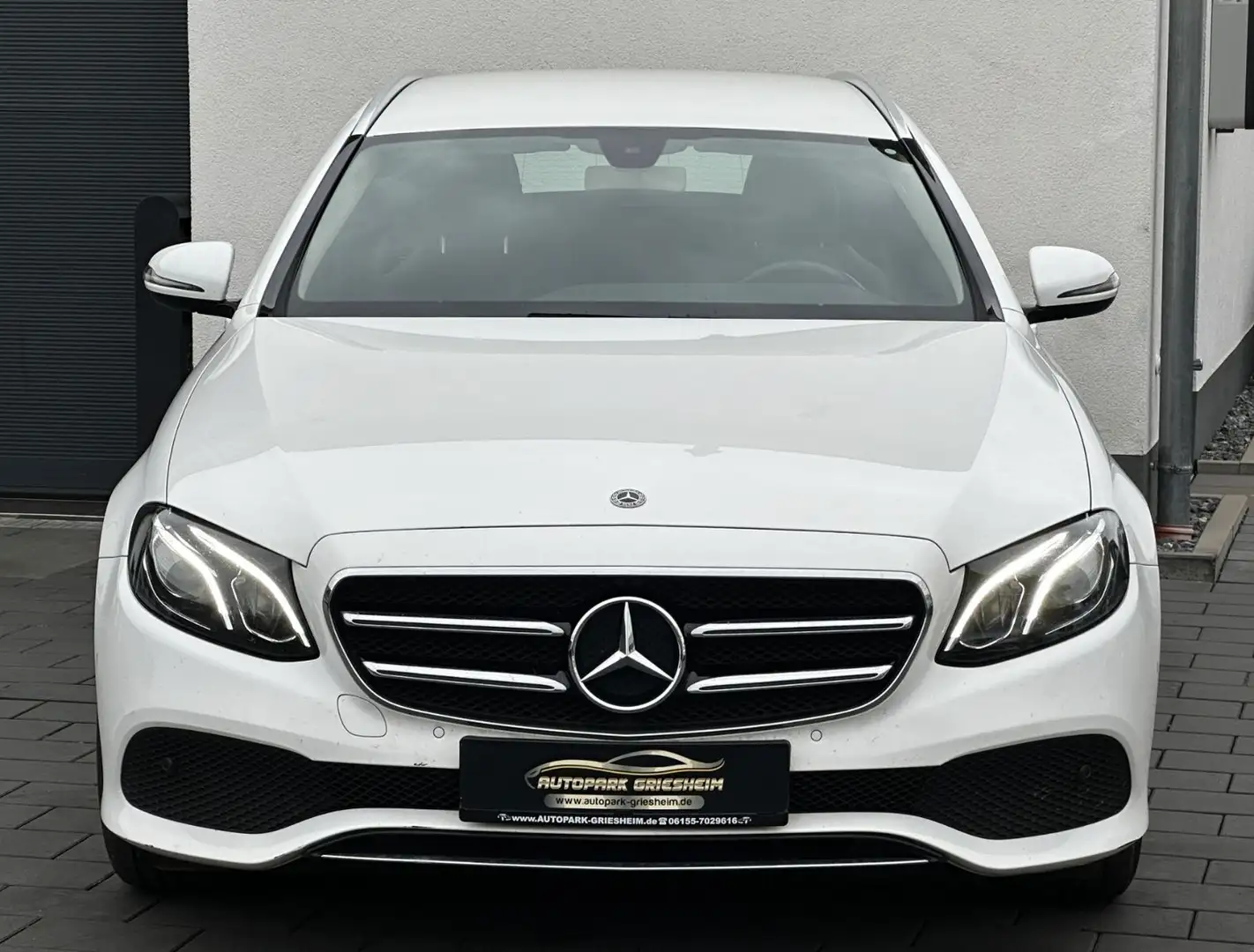 Mercedes-Benz E 200 d 9G*AVANTGARDE*1HAND*COMAND*KAMERA*SHZ Blanco - 2