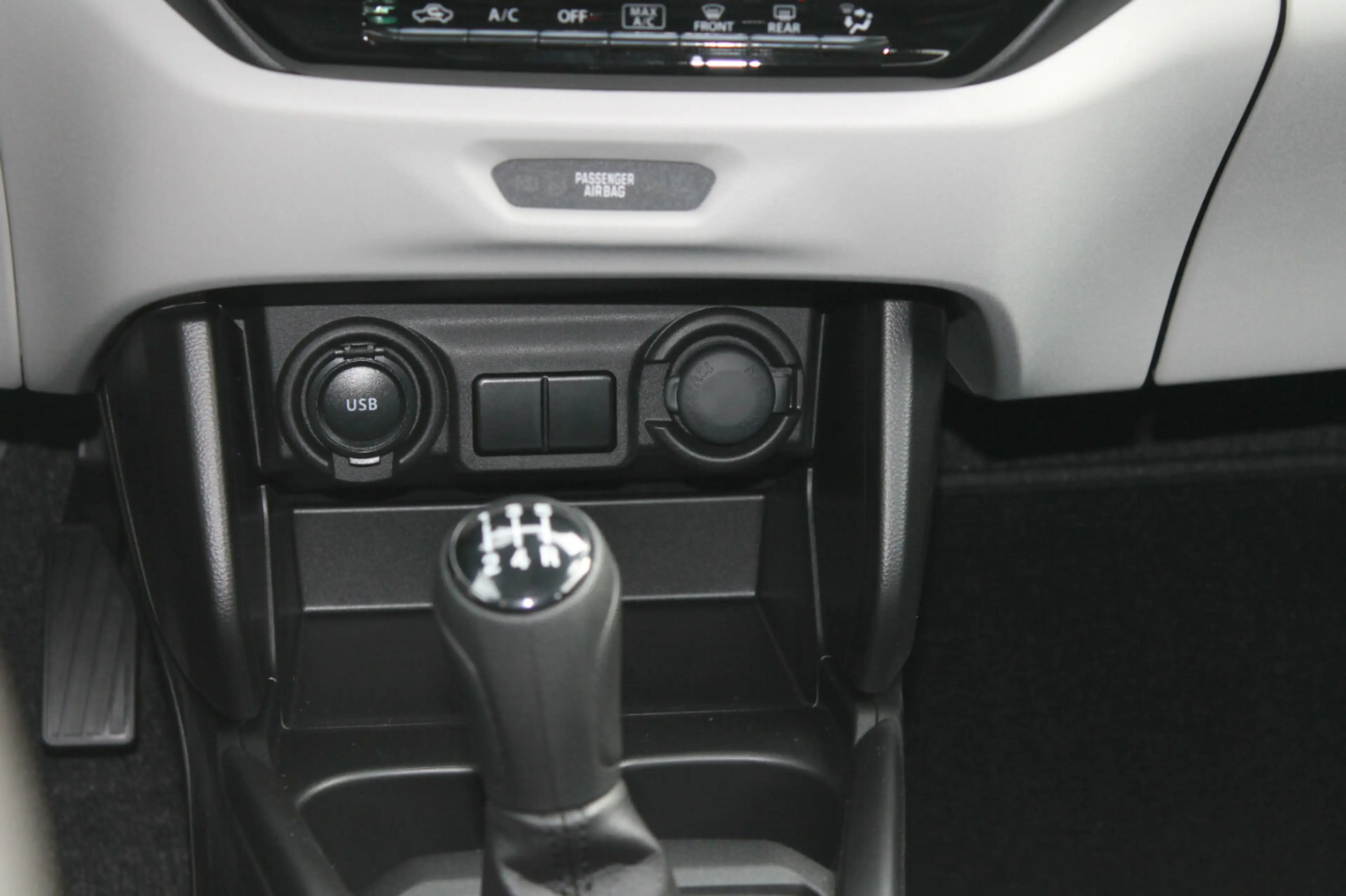 Suzuki Swift 1.2 Club Hybrid — photo 8