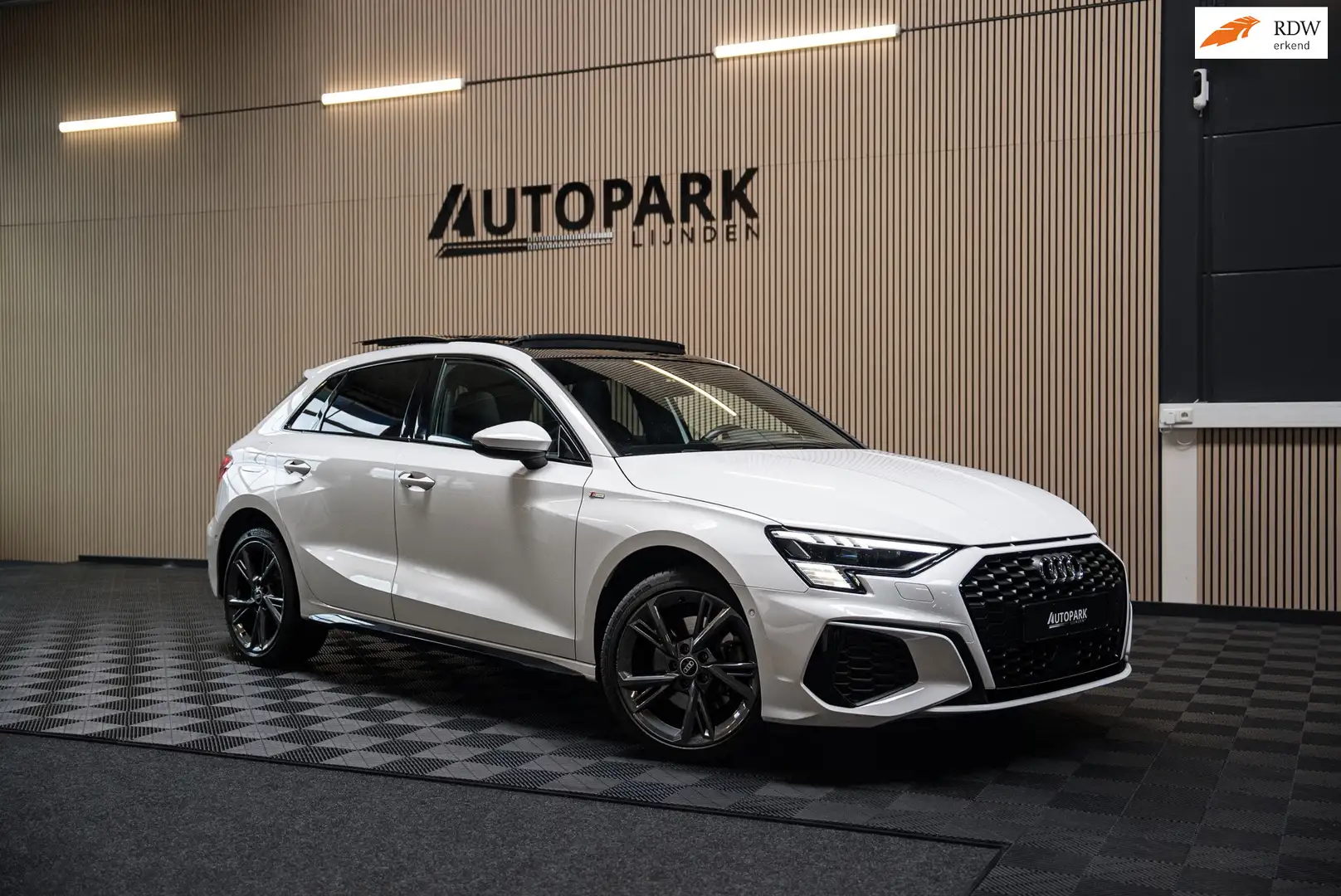 Audi A3 Sportback 40 TFSI e Business edition 3x S-Line BTW Wit - 1