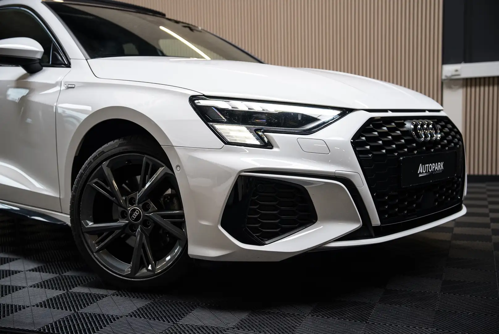 Audi A3 Sportback 40 TFSI e Business edition 3x S-Line BTW Wit - 2