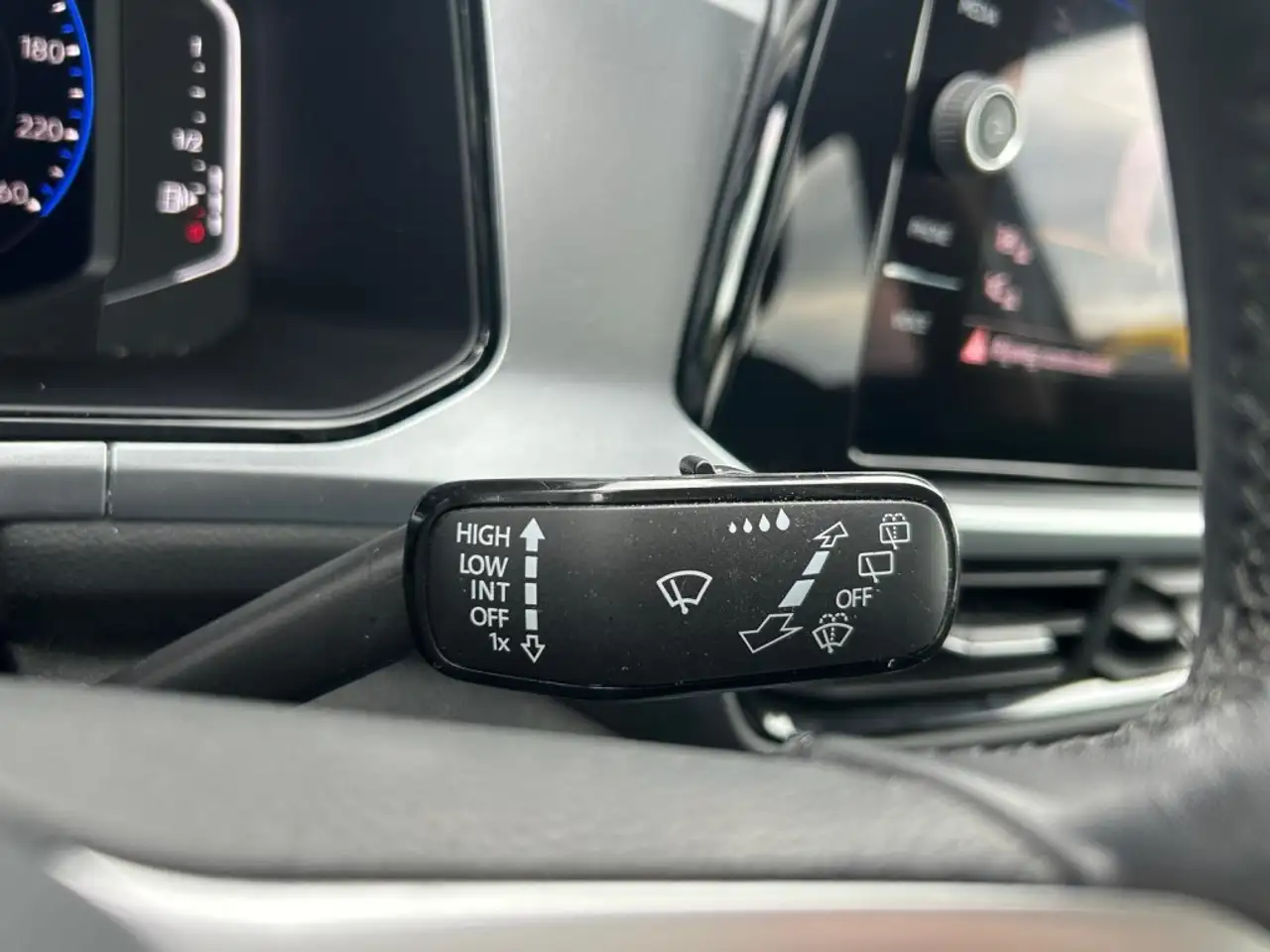 Volkswagen T-Roc 1.0 TSI LIFE. CARPLAY, ACC, NAVI, миниатюра 19