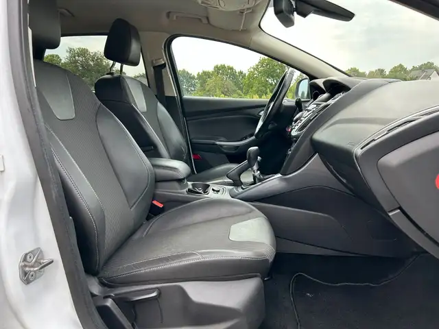 Ford Focus view 23