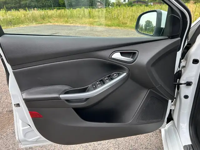 Ford Focus view 14